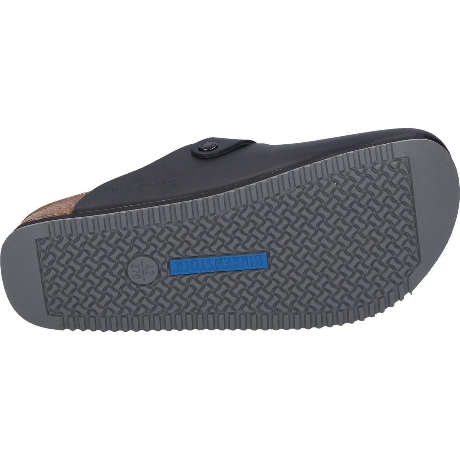Unterseite einer schwarzen Pantolette. Graue Sohle mit Muster, Birkenstock-Logo, Korkfußbett.