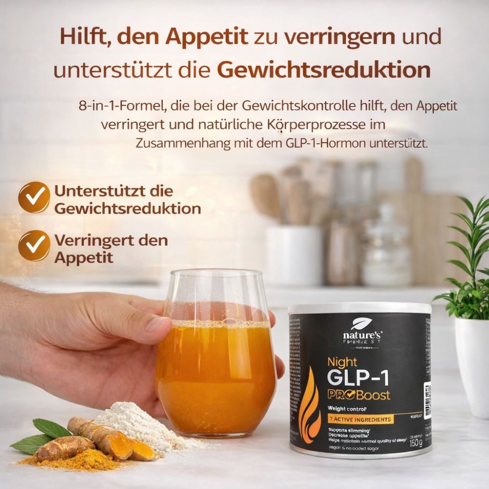 Nature's Finest Night GLP-1 ProBoost Dose neben Glas mit Getränk. Hand hält Glas. Zutaten wie Kurkuma und Pulver daneben.