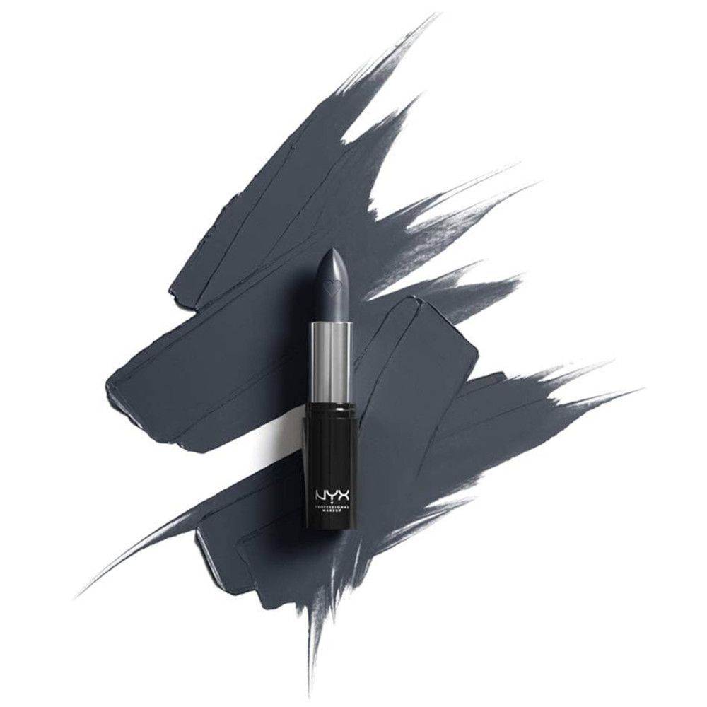 Dunkelblauer Lippenstift auf Farbabstrichen. Schwarze Hülse mit silbernem Ring. Marke: NYX Professional Makeup.