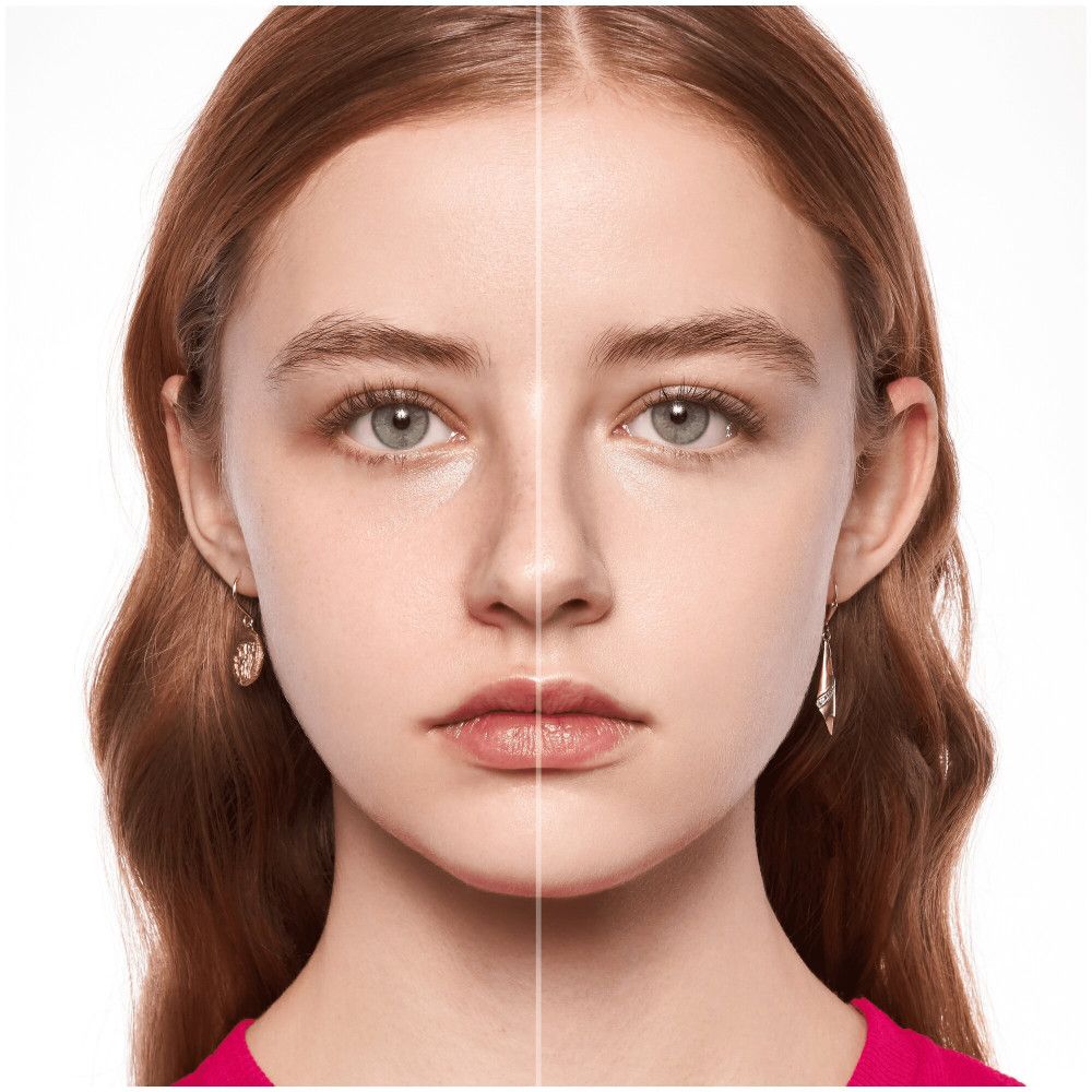 Gesicht einer Frau, geteilt. Links: ungeschminkt. Rechts: mit Foundation. Deutlicher Unterschied im Hautton.