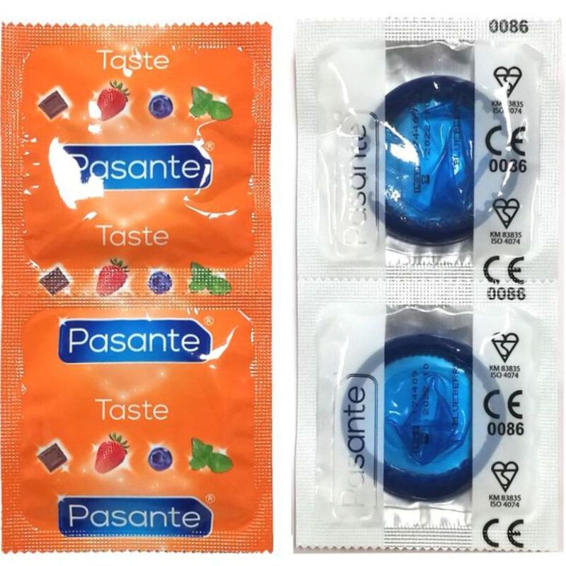 Zwei Kondom-Einzelverpackungen. Orangefarbene Folie mit Produktnamen und Geschmacksrichtungen. Blaue Kondome in transparenter Verpackung.
