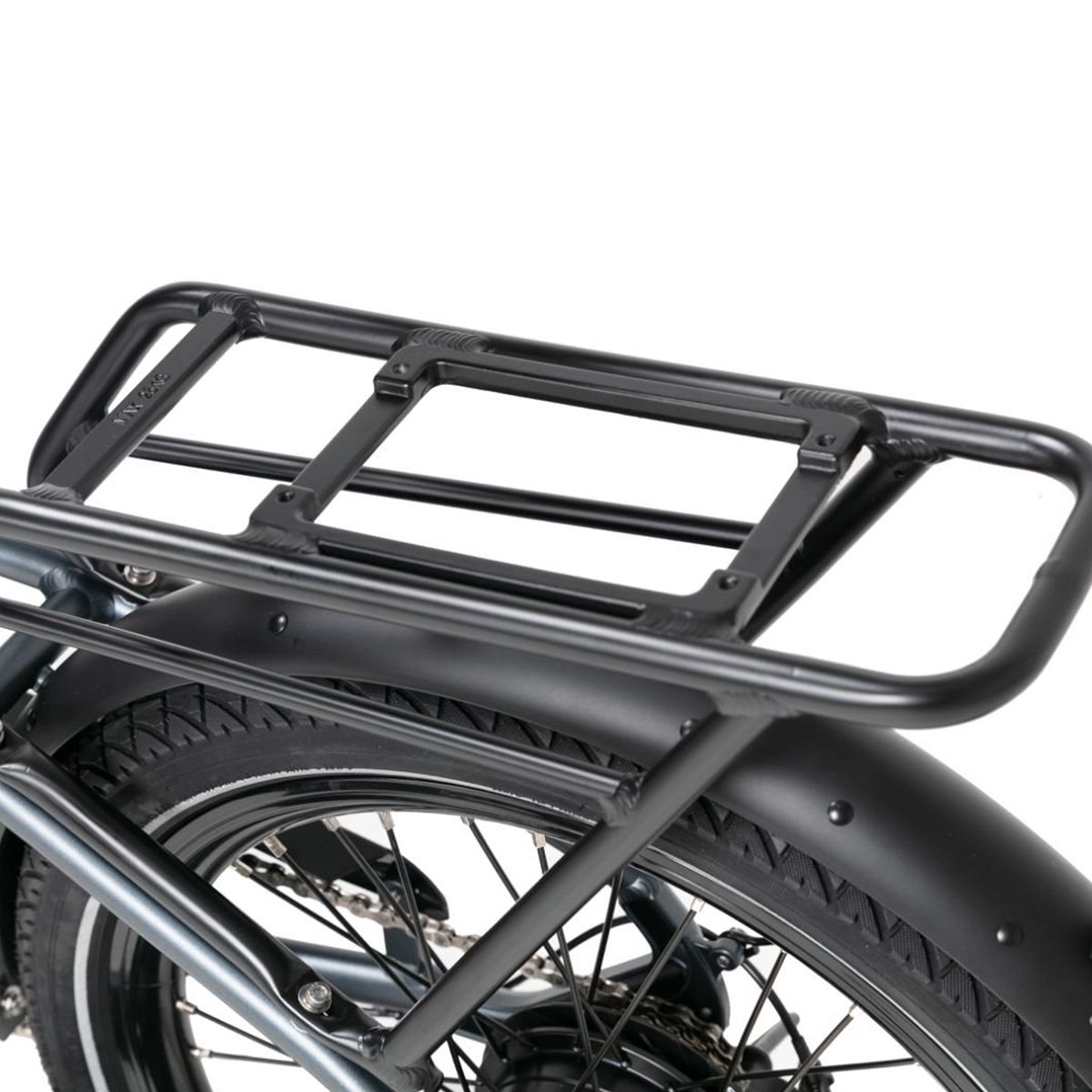 Gepäckträger an einem Fahrrad. Schwarze Farbe. Rückansicht.