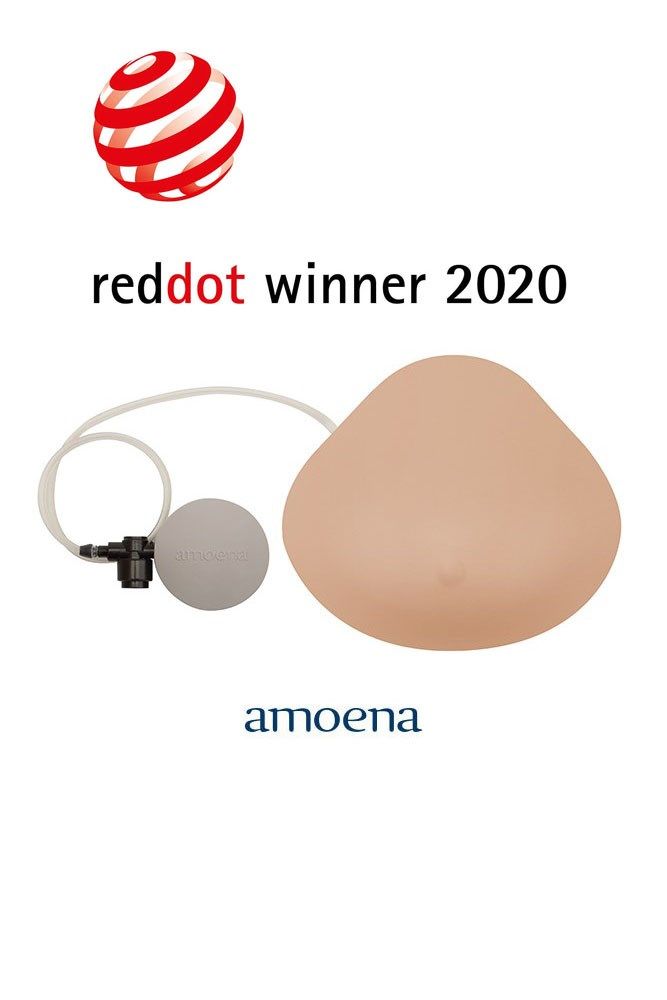 Brustepithese mit Zubehör. Beige, tropfenförmig. Mit Pumpe und Schlauch. Graue Kugel. Red Dot Winner 2020. Amoena Logo.
