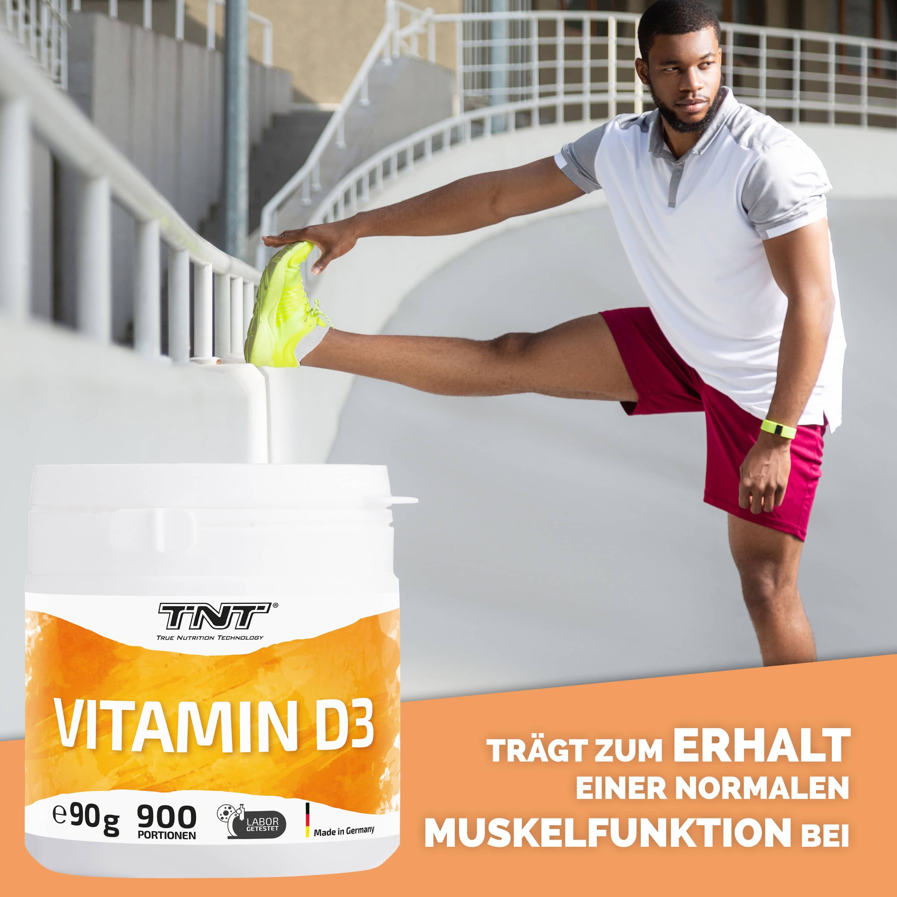 Mann dehnt sich neben einem Behälter mit TNT Vitamin D3-Pulver. Text: Trägt zum Erhalt einer Muskelfunktion bei.