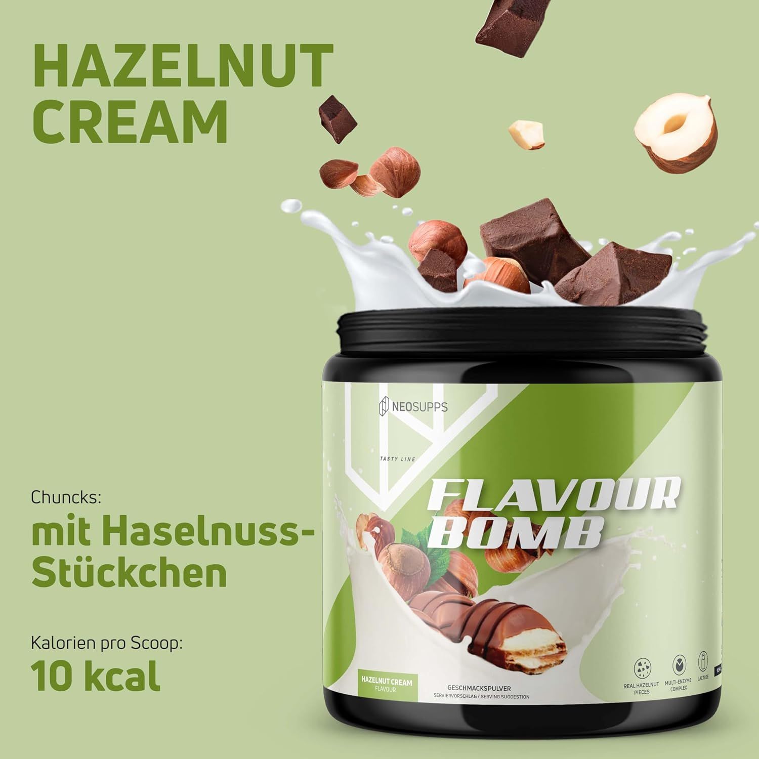 Dose mit Produkt, Haselnüssen und Schokolade. Dose mit grünem Etikett, Text: FLAVOUR BOMB. Text: Hazelnut Cream. Kalorien pro Scoop: 10 kcal. Mit Haselnuss-Stückchen.