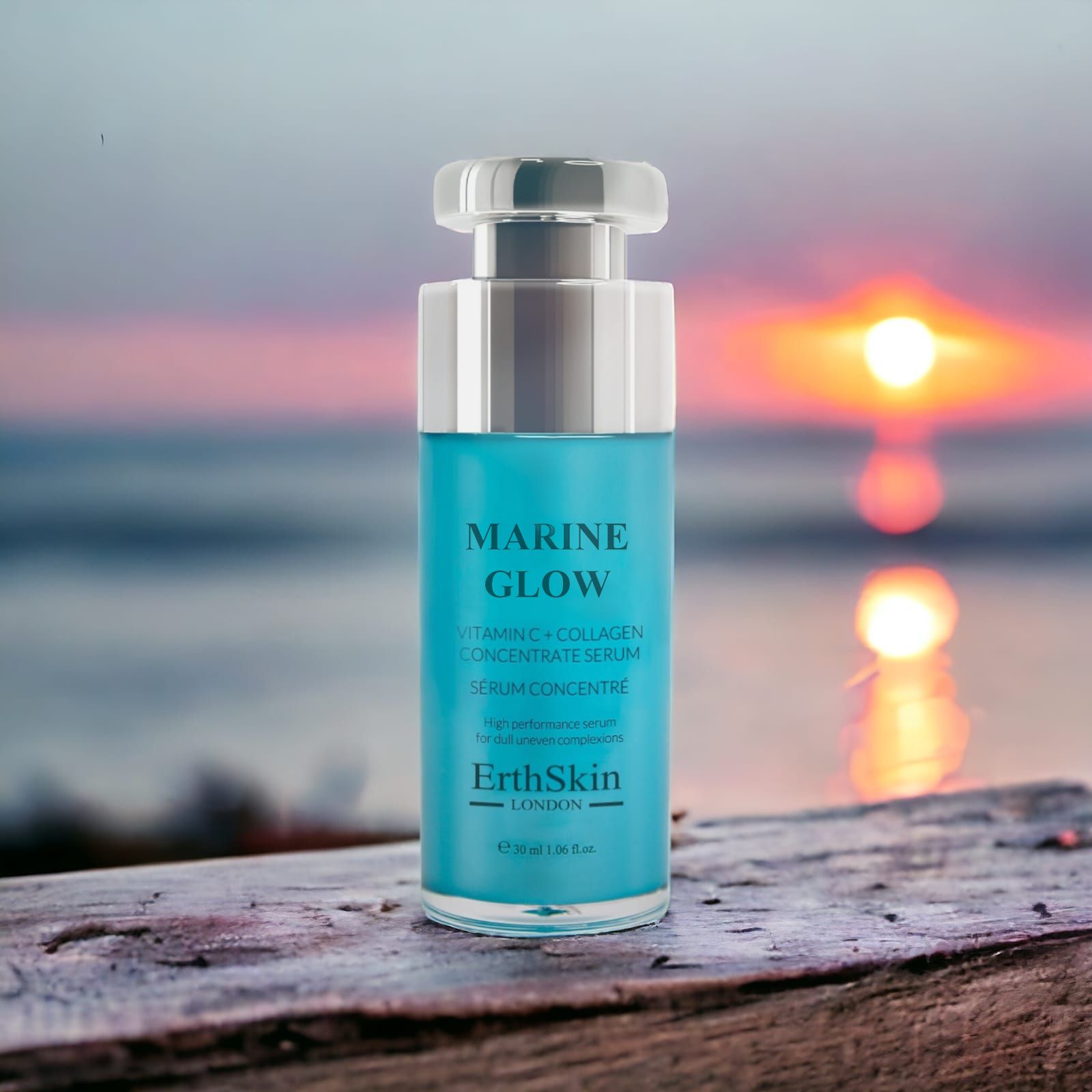 Türkis-farbene Flasche mit silberner Pumpe. Text: Marine Glow, Vitamin C + Collagen Concentrate Serum. Auf Holzoberfläche, Sonnenuntergang.