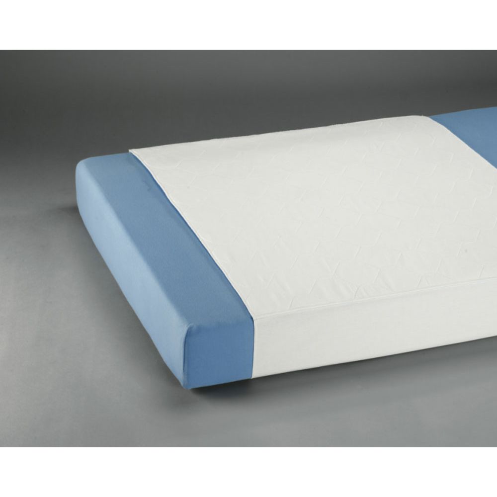 Bettauflage mit weißer Oberseite und blauem Rand. Rechteckige Form. Auf einer blauen Matratze platziert.