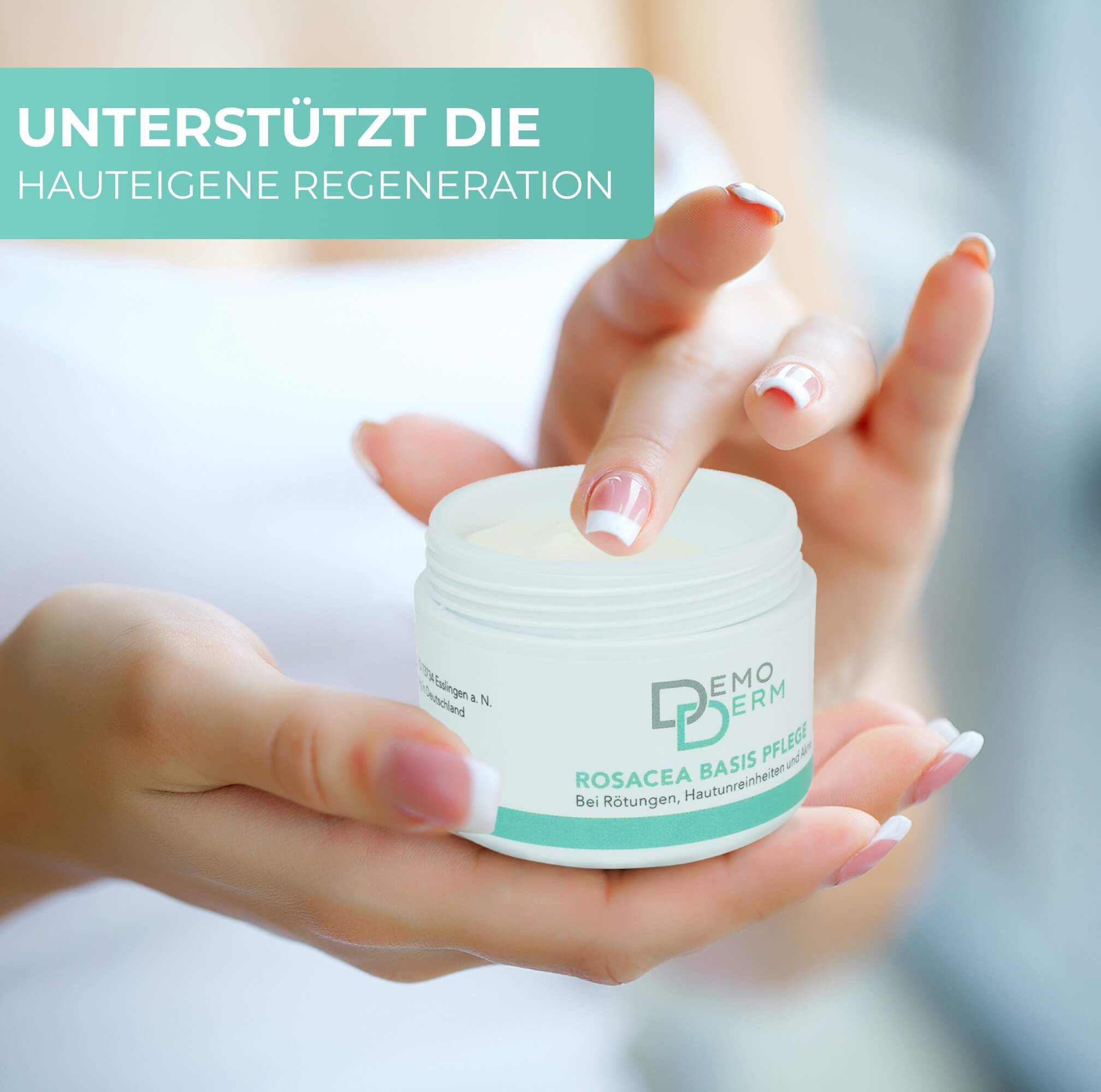 Hände halten Creme-Dose. Dose weiß mit grünem Band, Schriftzug DemoDerm, Rosacea Basis Pflege. Finger berührt Creme. Text: Regeneration.