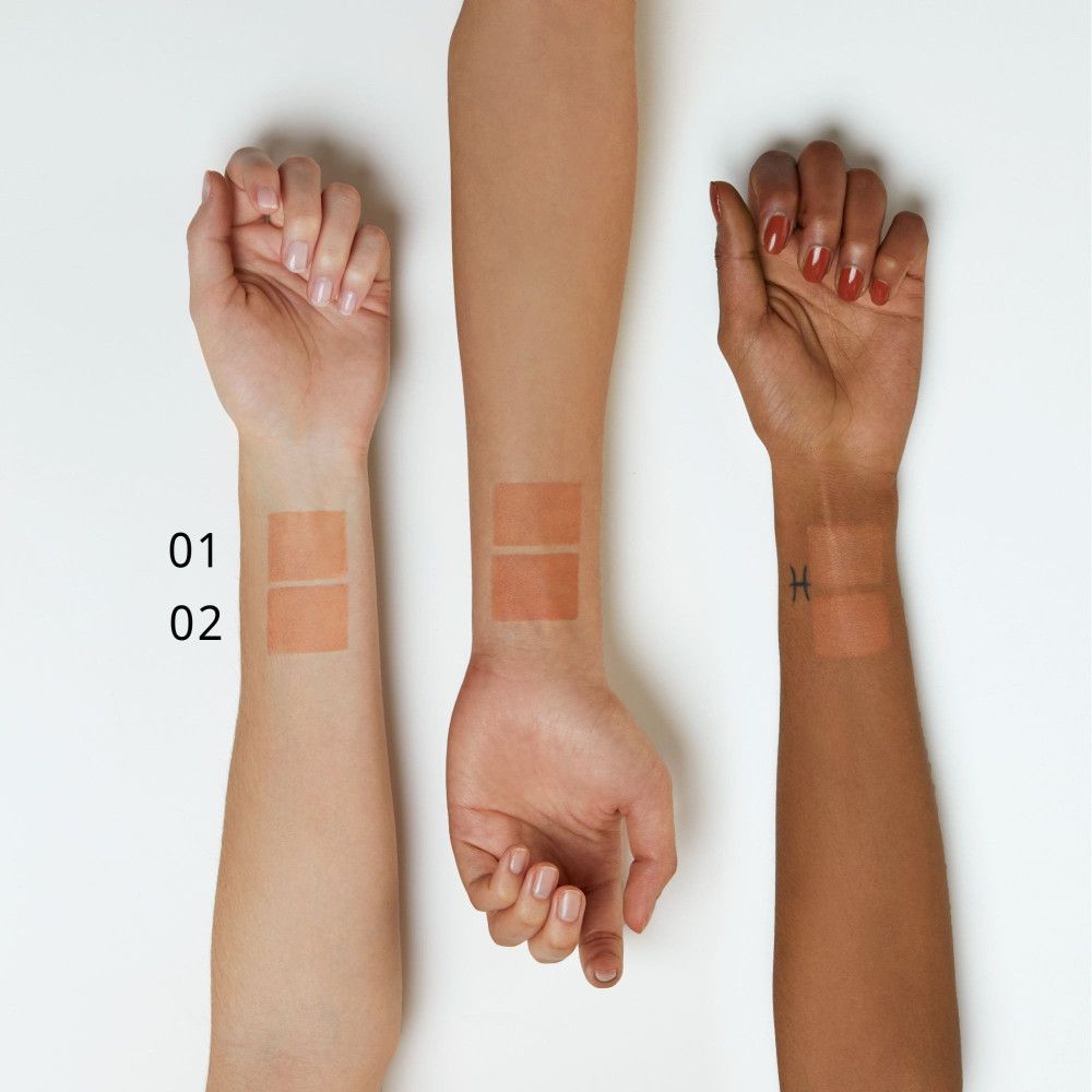 Drei Arme mit aufgetragenen Bronzer-Farben. Farbnummern 01 und 02 sichtbar.