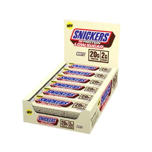 Snickers Low Sugar High Protein Bar-Display. Weiße Verpackung mit Snickers-Logo, 20g Protein, 2g Zucker. Einzelne Riegel sichtbar.