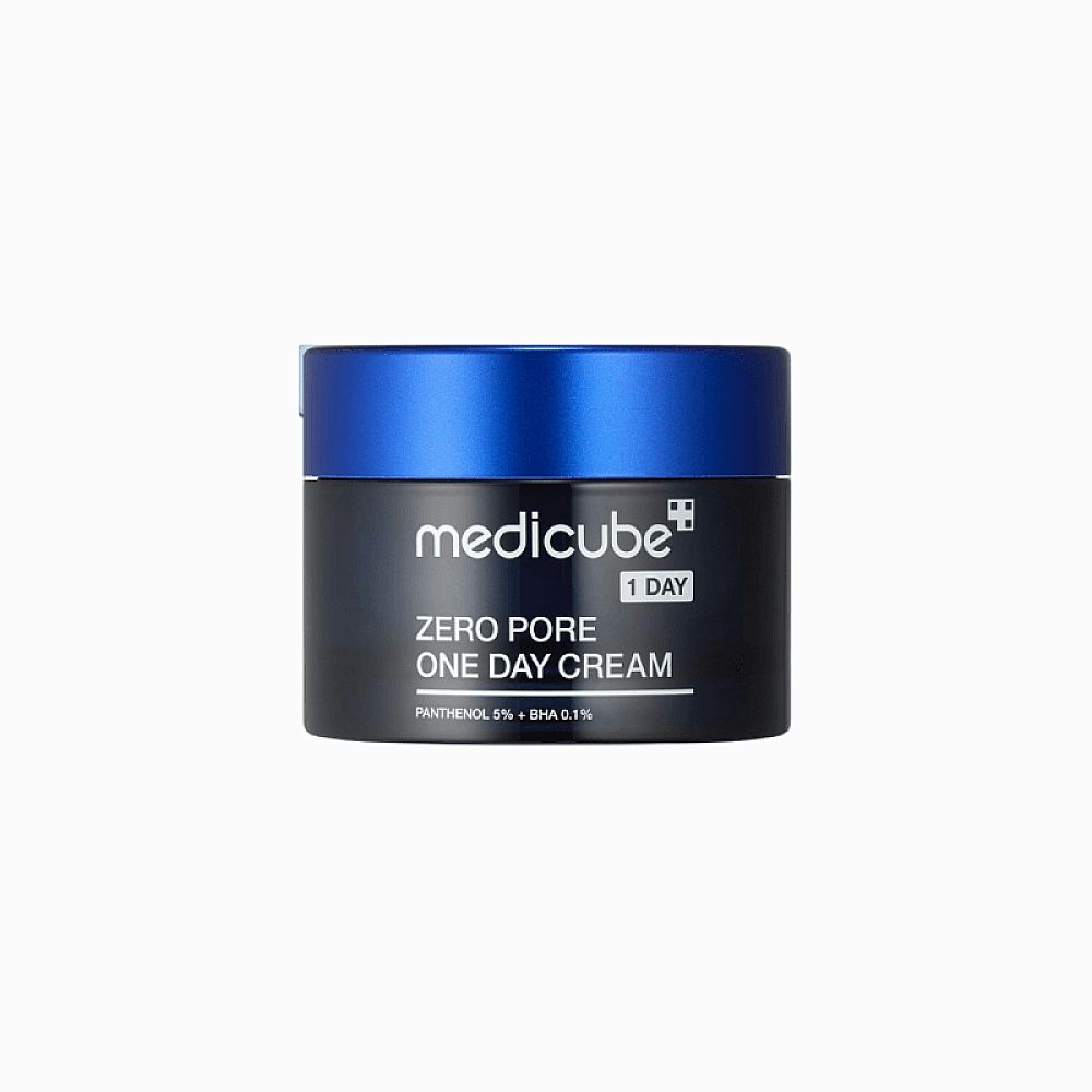Schwarzer Tiegel mit blauem Deckel. MEDICUBE Zero Pore One Day Cream. Schriftzug und Logo.