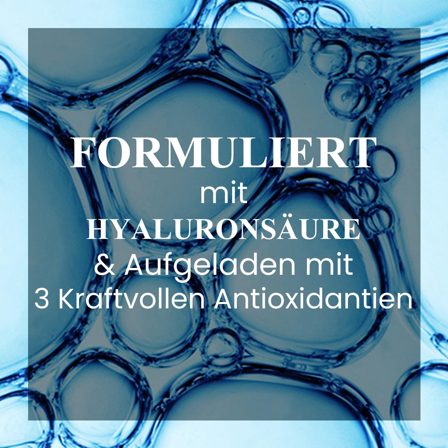 Text auf blauem Hintergrund mit Blasen. Schriftzug: Formuliert mit Hyaluronsäure & Aufgeladen mit 3 Kraftvollen Antioxidantien.