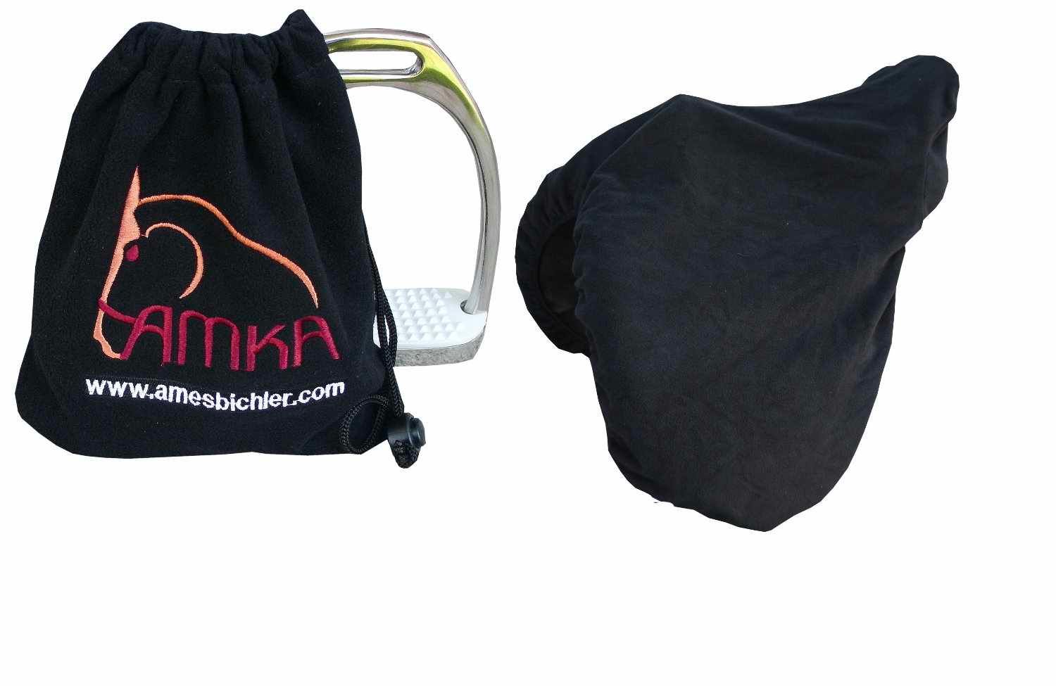 Schwarzer Sattelschutzbezug und Steigbügelschoner-Set. Schwarzer Beutel mit AMKA Logo.
