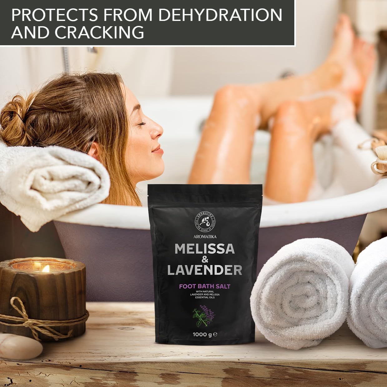 Frau in Badewanne mit Melisse & Lavendel Fußbadesalz. Schwarzer Beutel mit Aufschrift: Melisse & Lavendel. Marke: AROMATIKA. 1000 g. Handtücher.