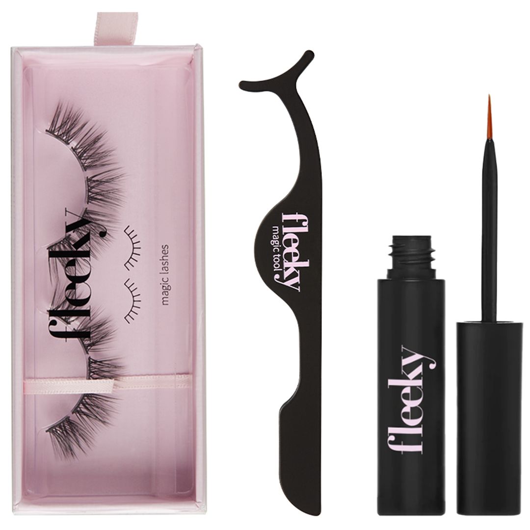 Rosa Verpackung mit Wimpern, Applikator und Kleber. Schwarze Schrift: fleeky magic lashes.