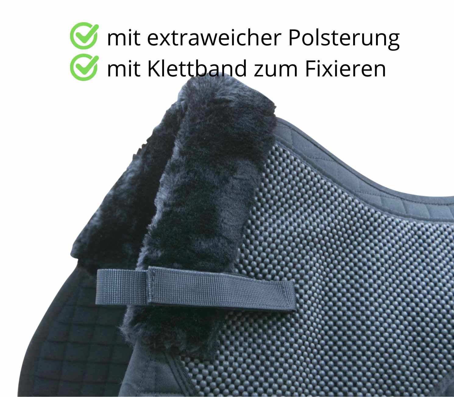 Detail der Sattelunterlage mit Klettband und Fellbesatz. Text: 'mit extraweicher Polsterung' und 'mit Klettband'.