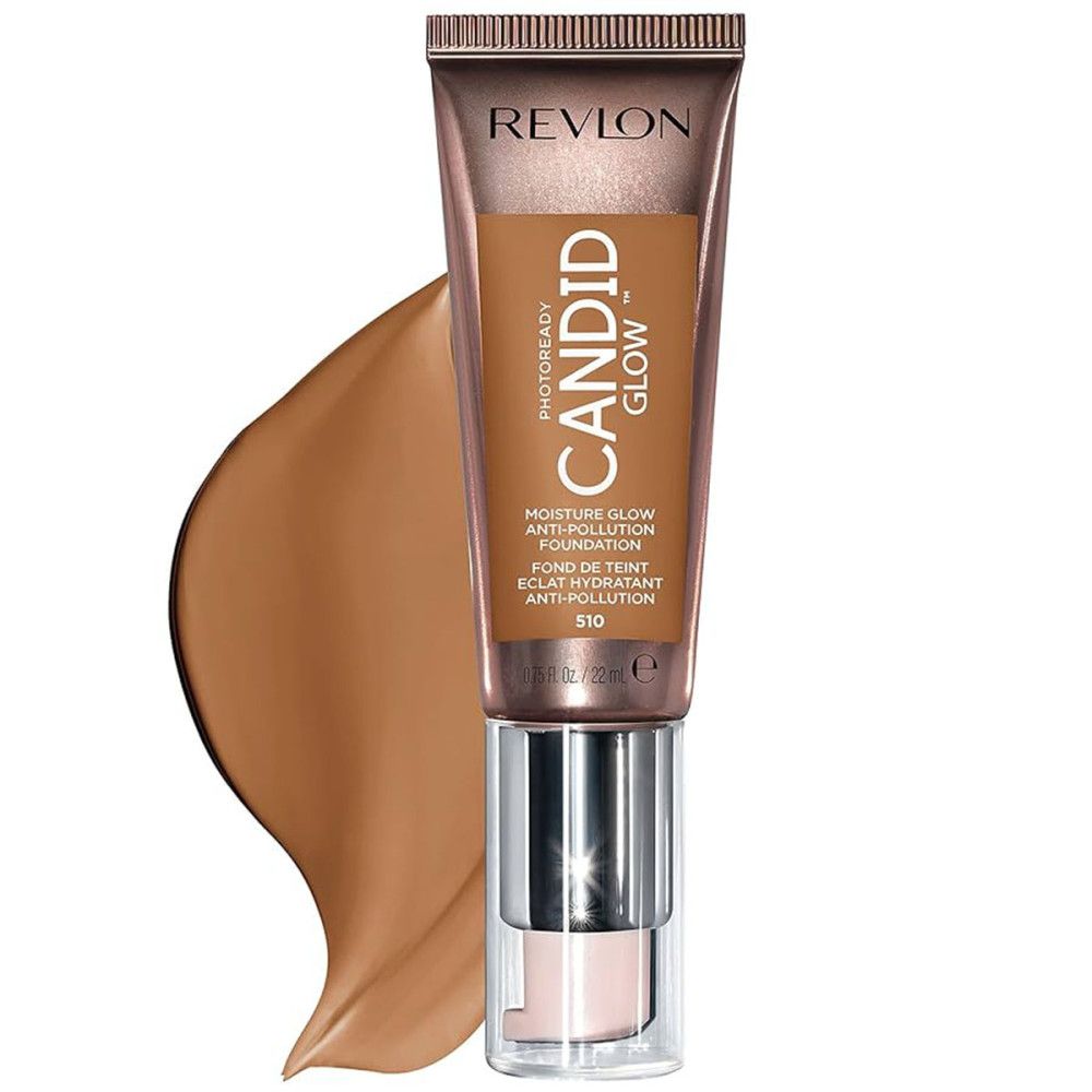 Foundation-Tube mit Produktnamen und Farbton. Daneben ein Klecks Foundation. Marke: Revlon.