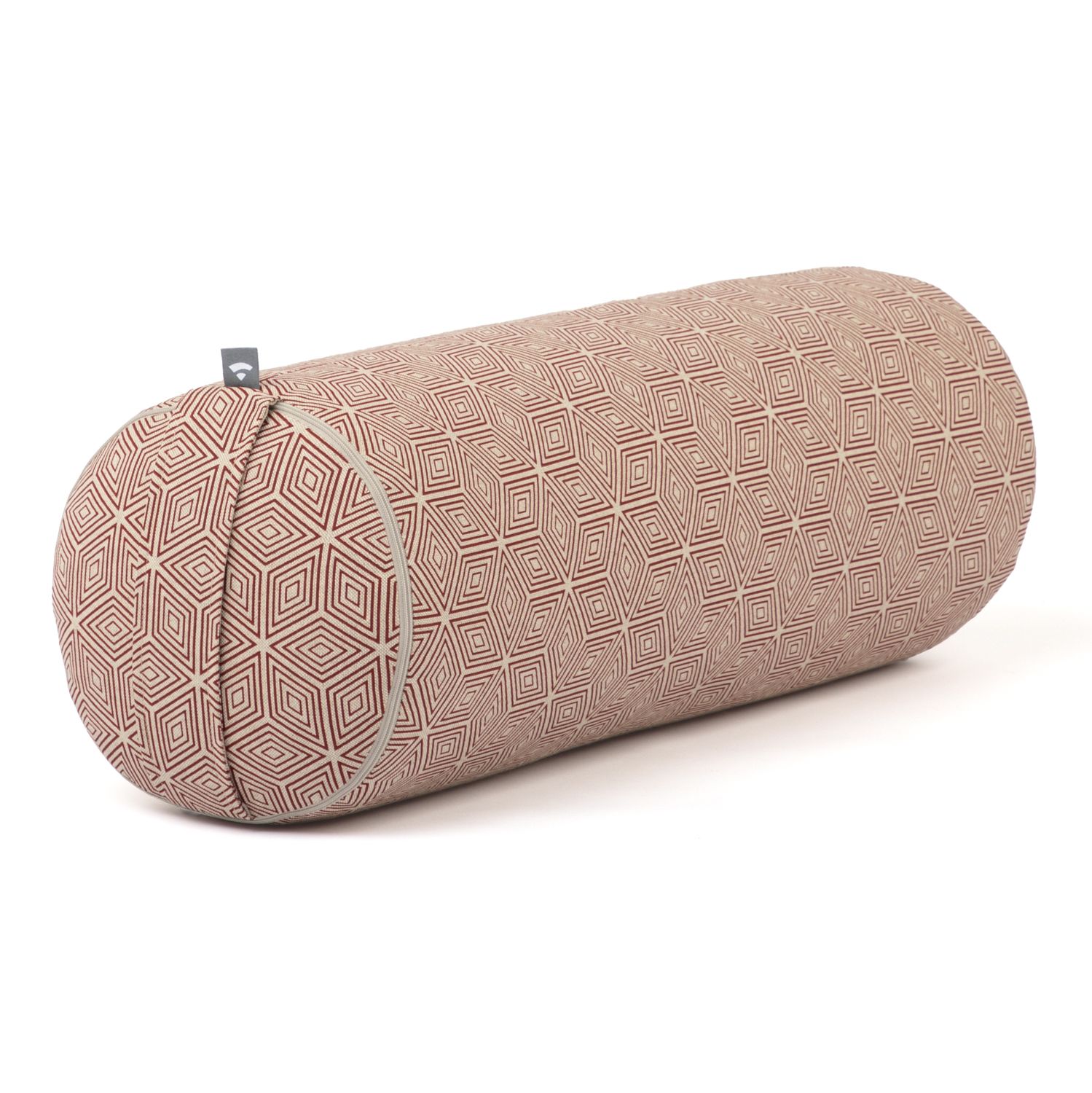 Zylinderförmiges Yoga-Bolster mit geometrischem Muster. Rotes Diamantmuster auf beigem Stoff. Seitenansicht.