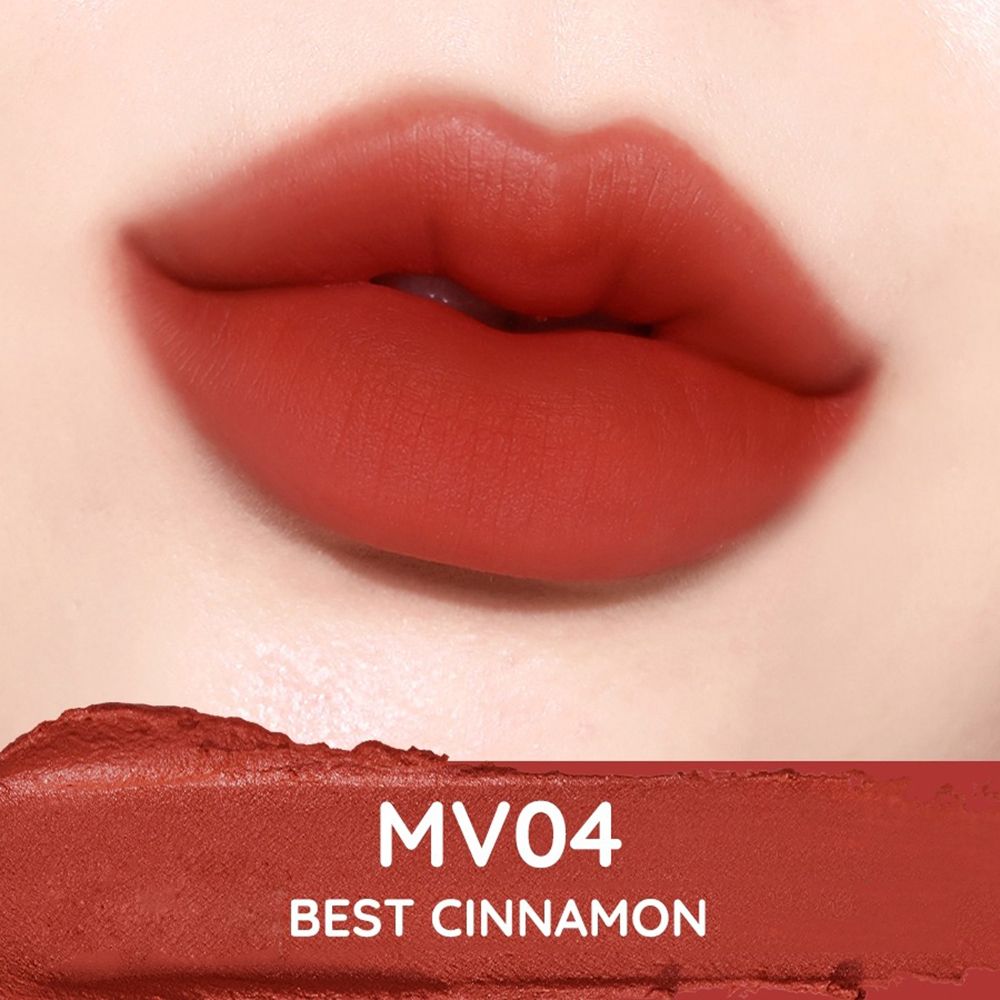 Nahaufnahme von Lippen mit rotbraunem Lippenstift. Text: MV04 BEST CINNAMON.
