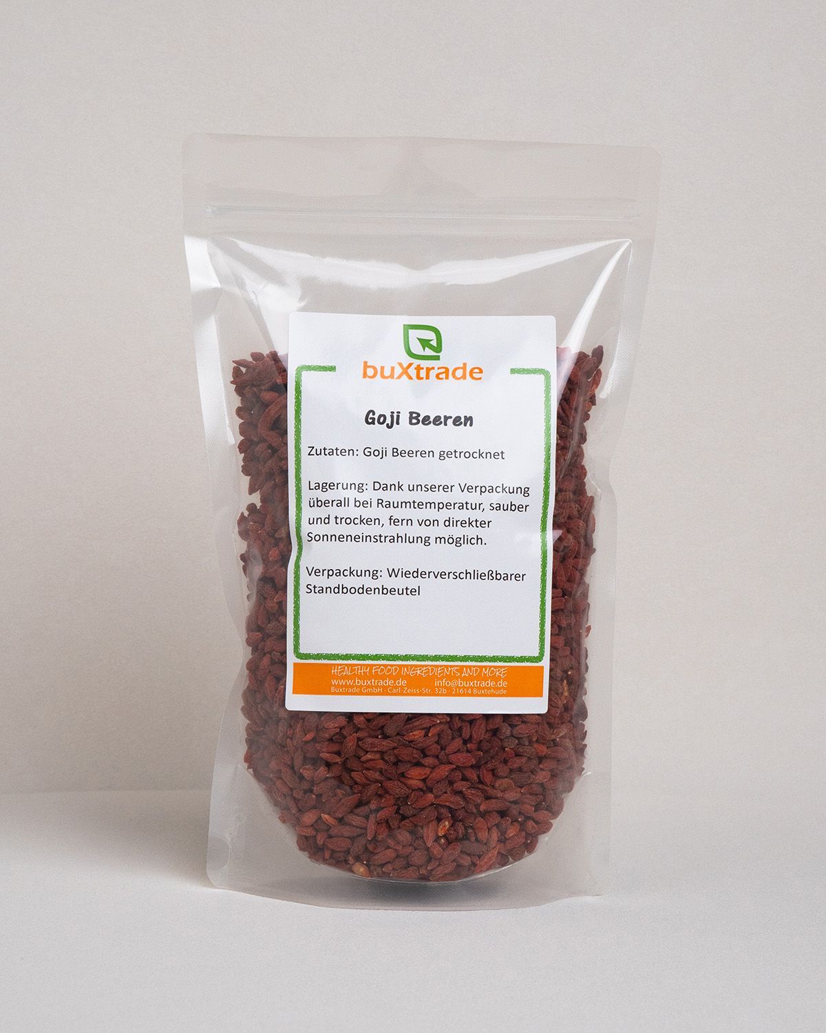 Transparenter Beutel mit Goji-Beeren. Aufdruck mit Produktinformationen. Marke: buXtrade.