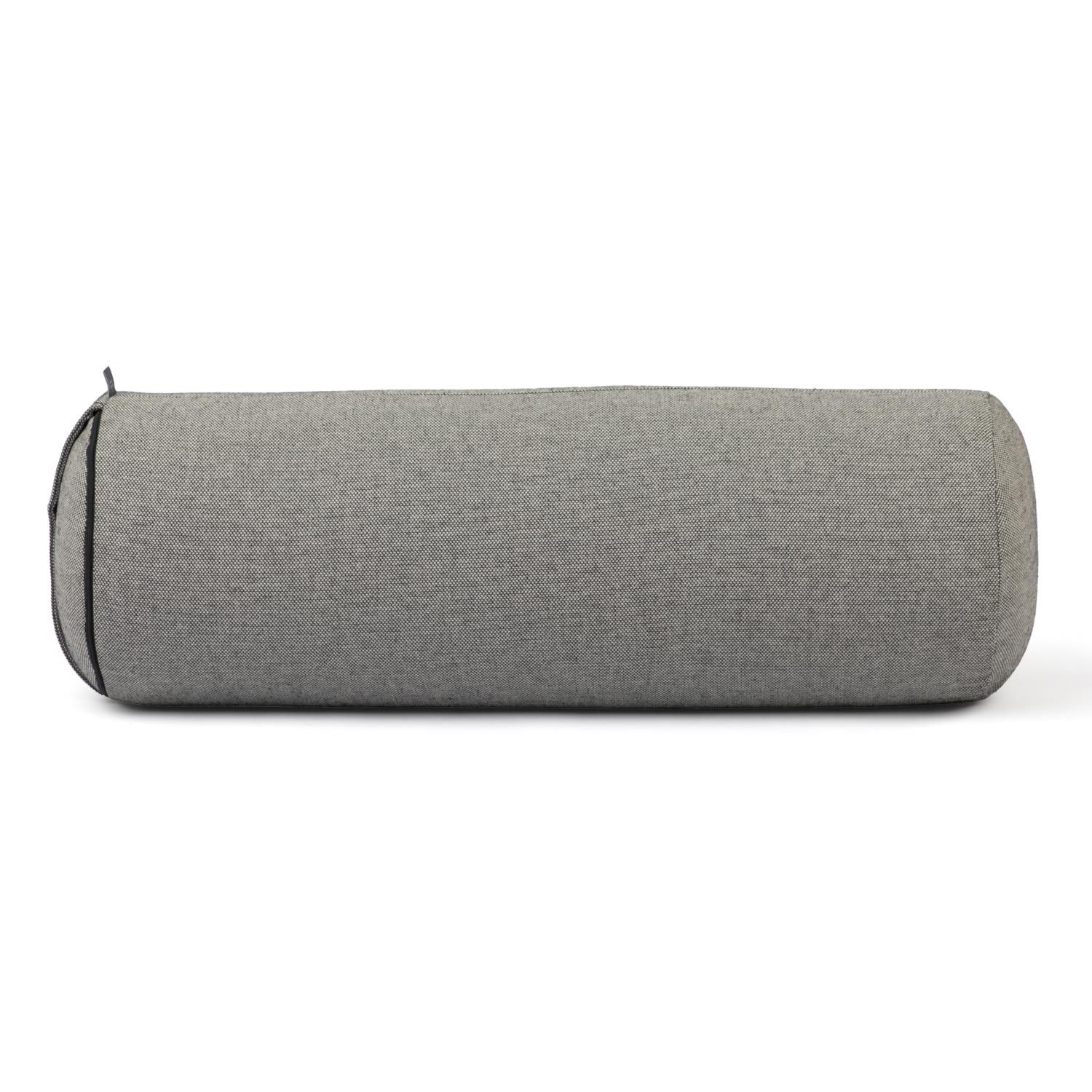 Graues, zylindrisches Yoga-Bolster. Stoffbezug mit schwarzem Reißverschluss. Seitlich ein schwarzer Griff.