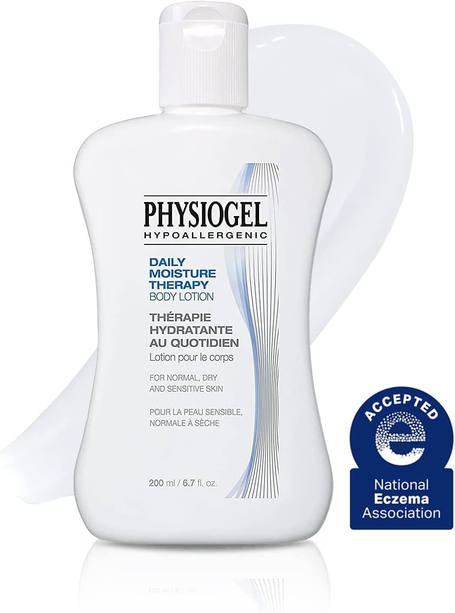 Weiße Flasche mit Lotion, Text: PHYSIOGEL, DAILY MOISTURE THERAPY, für trockene und empfindliche Haut. Zertifizierung.