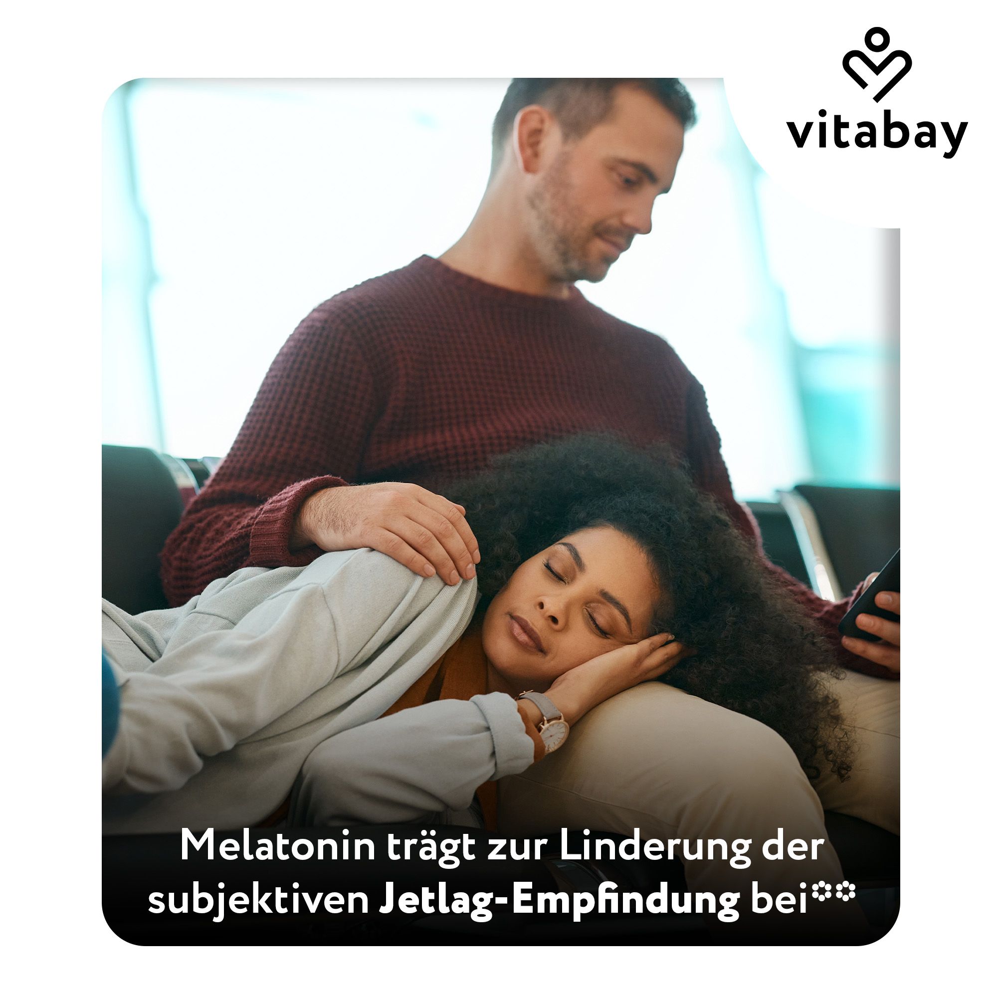 Frau schläft auf dem Schoß eines Mannes. Vitabay Logo. Text: Melatonin trägt zur Linderung der subjektiven Jetlag-Empfindung bei.