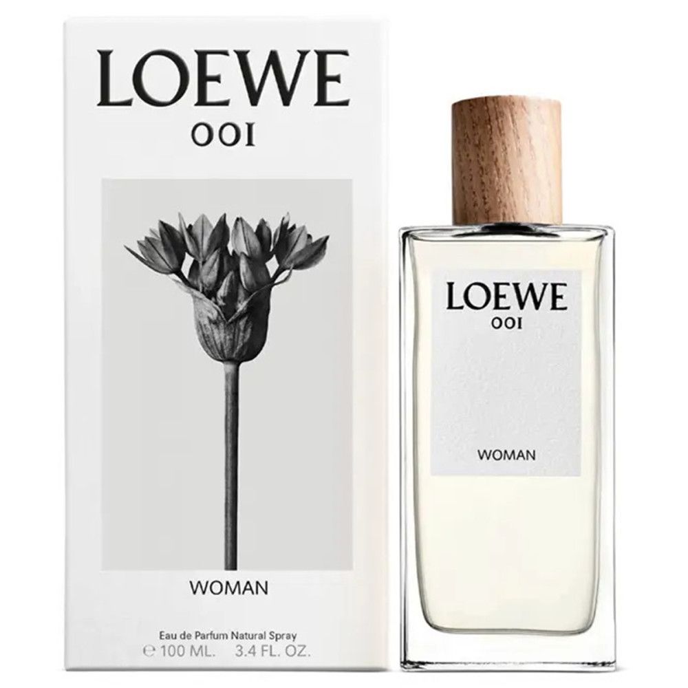 LOEWE 001 WOMAN Eau de Parfum Flakon und Verpackung. Rechteckige Flasche mit Holzverschluss, daneben Schachtel mit floralem Motiv.