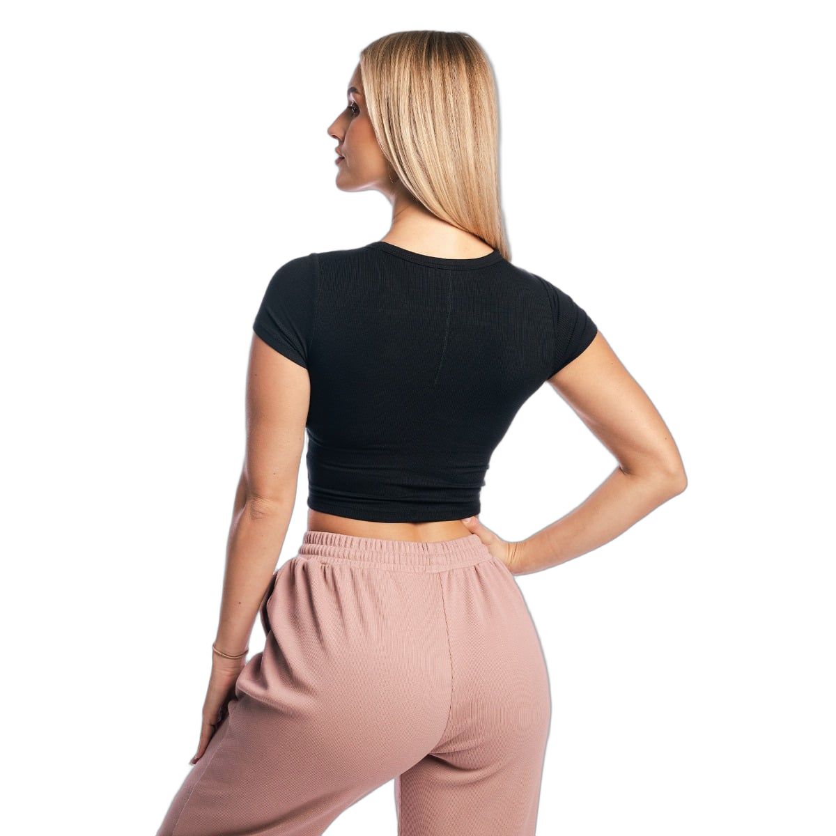 Rückansicht einer Frau im schwarzen, gerippten Crop-Top. Kurze Ärmel, Rundhalsausschnitt.