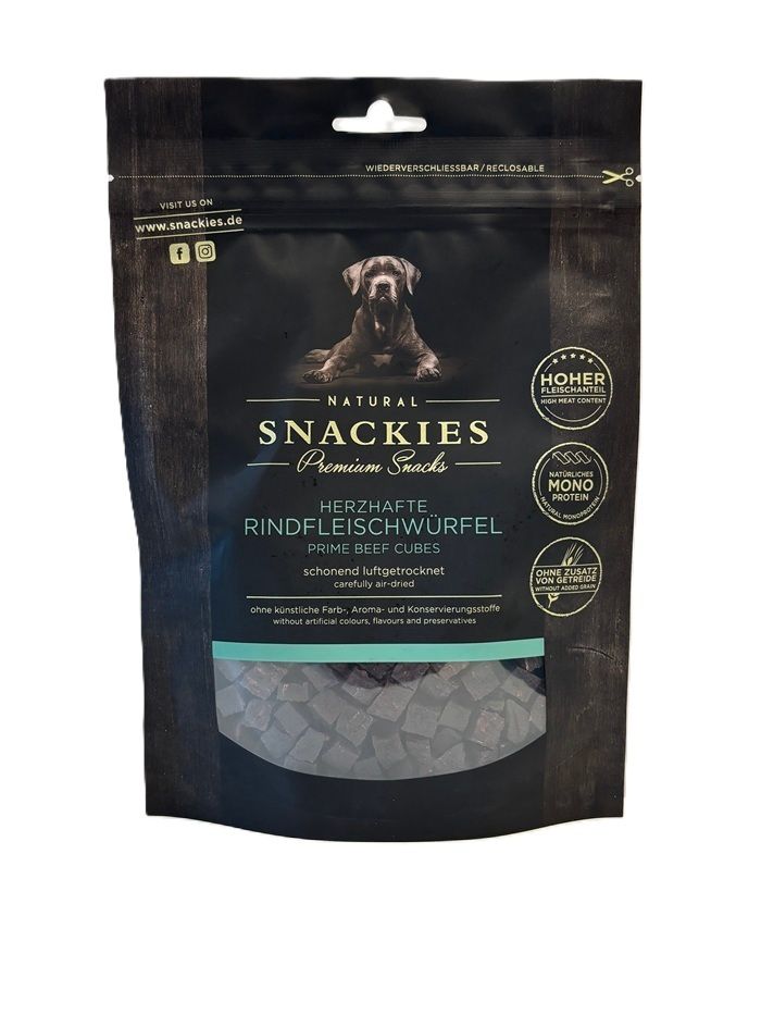 Verpackung mit Rindfleischwürfeln. Aufschrift: Snackies, Premium Snacks, Herzhafte Rindfleischwürfel. Siegel: Hoher Fleischanteil, Mono Protein.