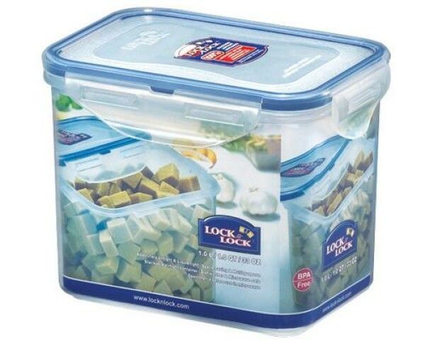 Rechteckige Frischhaltedose mit blauem Deckel und Verschlüssen. Durchsichtiges Material. Lock & Lock Logo und BPA Free-Siegel.