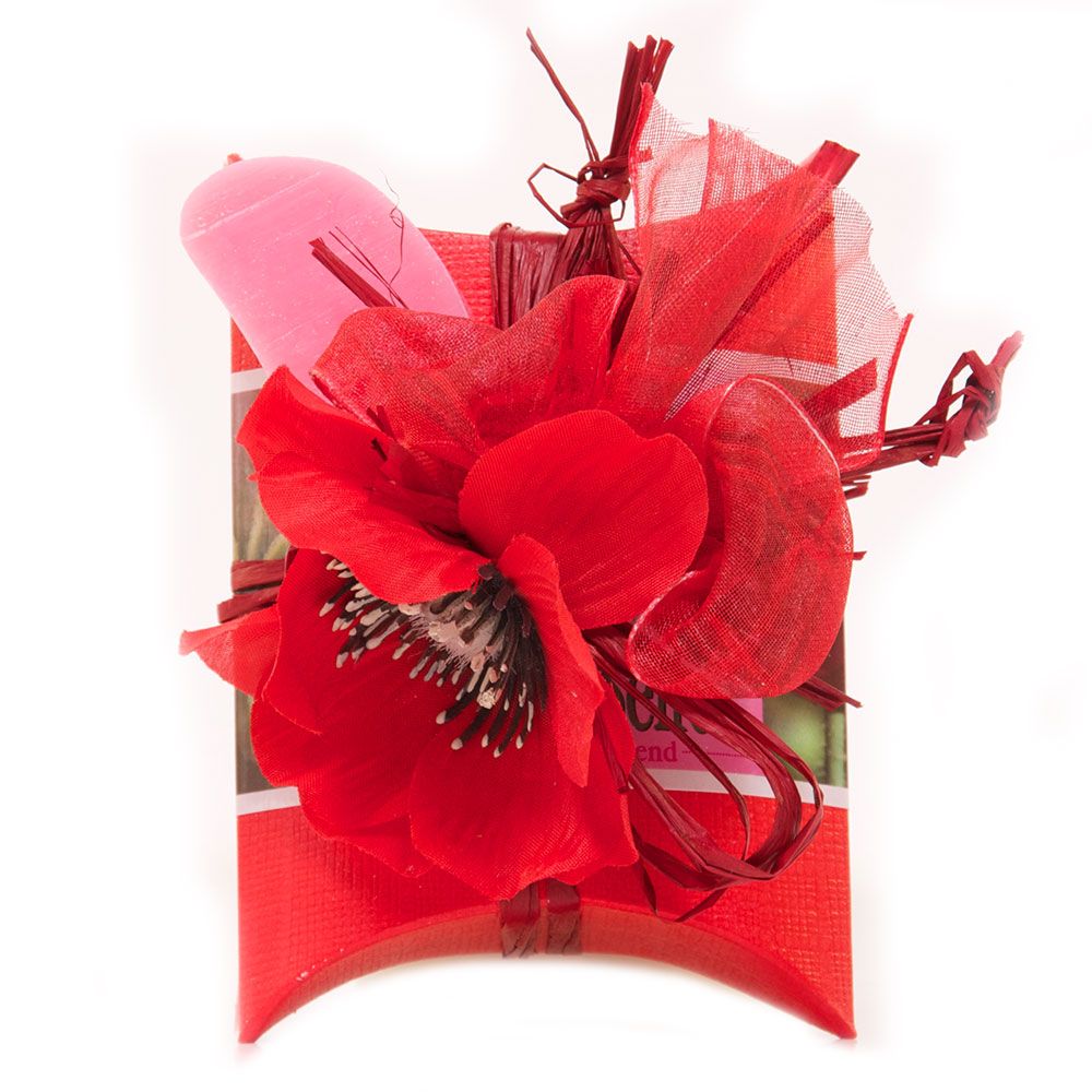 Rote Geschenkbox mit Mohnblumen-Dekoration und rosa Elementen.