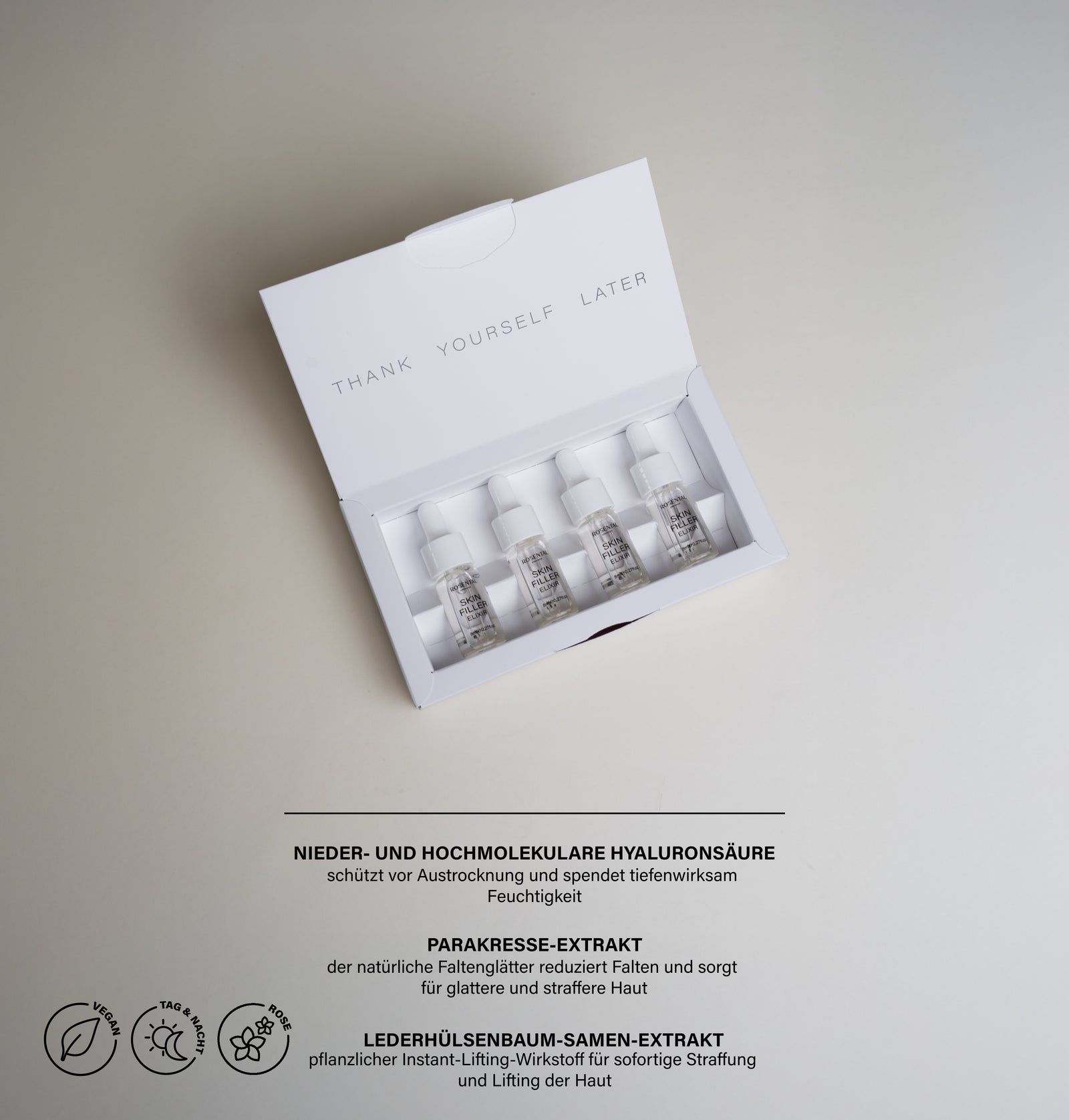 Geöffnete Verpackung mit vier Fläschchen Skin Filler Elixir. Text: NIEDER- UND HOCHMOLEKULARE HYALURONSÄURE, PARAKRESSE-EXTRAKT, LEDERHÜLSENBAUM-SAMEN-EXTRAKT.