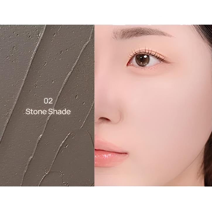 BANILA CO Romantic Blush Contour, Farbton 02 Stone Shade, auf Haut aufgetragen.