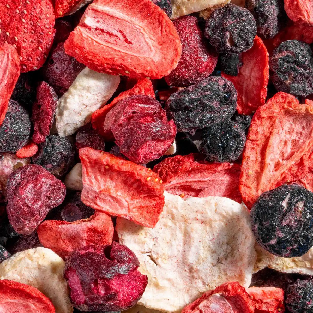 Nahaufnahme von gefriergetrockneten Früchten: Erdbeeren, Blaubeeren, Bananenscheiben.
