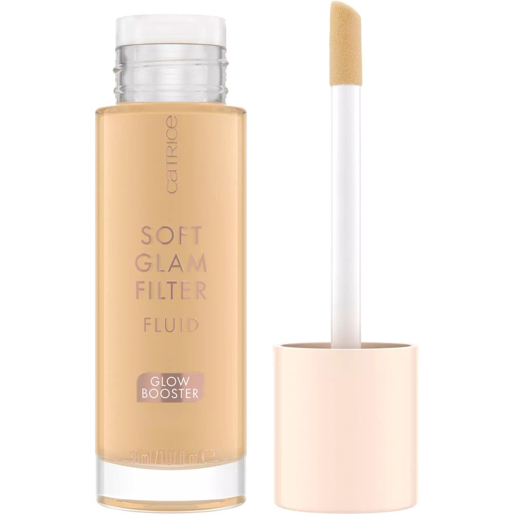 Flüssigkeit in einer transparenten Flasche mit Applikator. Aufschrift: Soft Glam Filter Fluid, Glow Booster. Marke: Catrice.