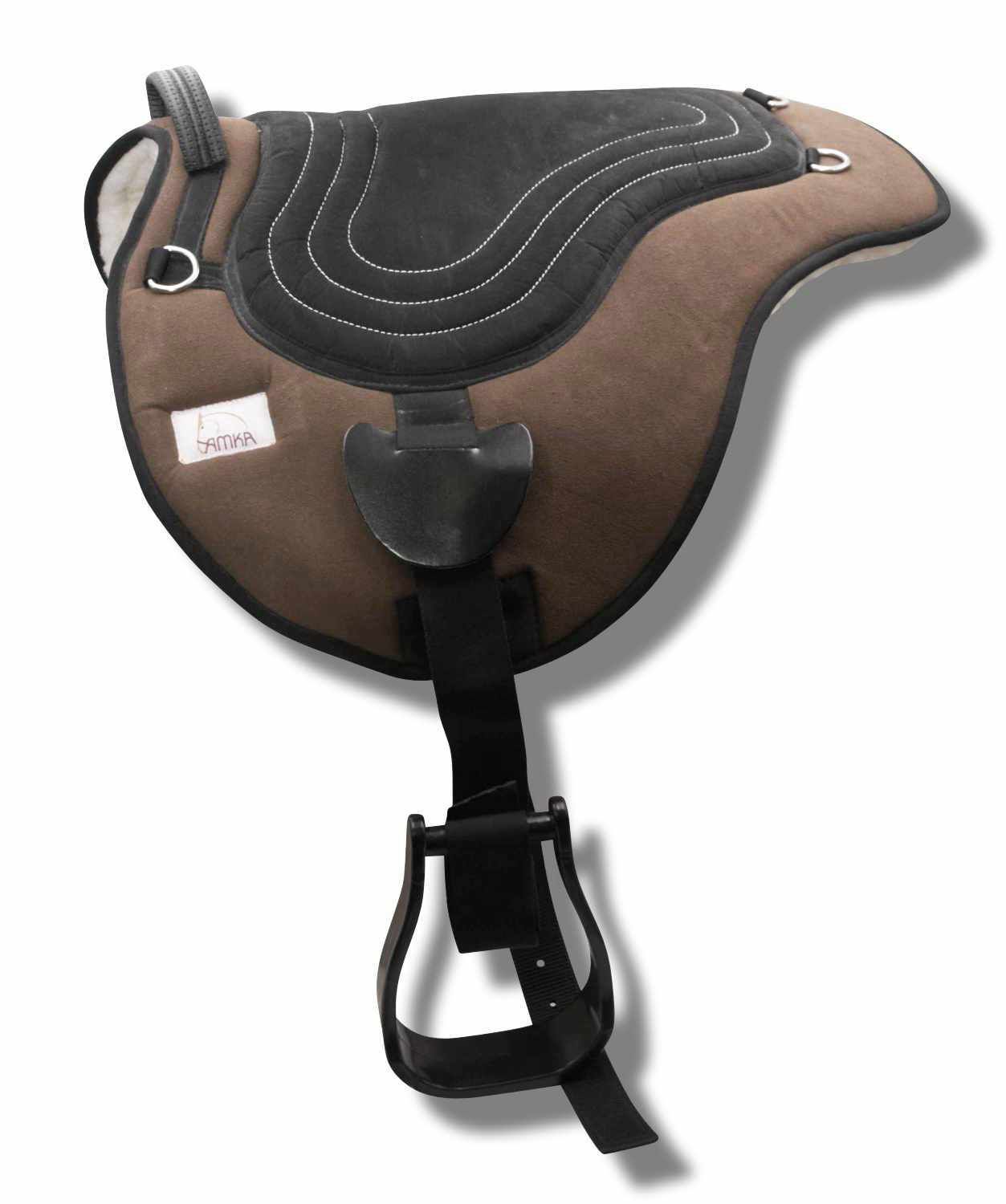 AMKA Soft Seat Bareback Pad. Braun und schwarz, mit Steigbügelriemen. Weißes Logo. D-Ringe.