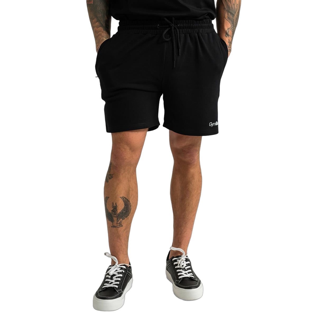 Schwarze GymBeam Herren Shorts mit Kordelzug und Taschen, Seitenansicht.