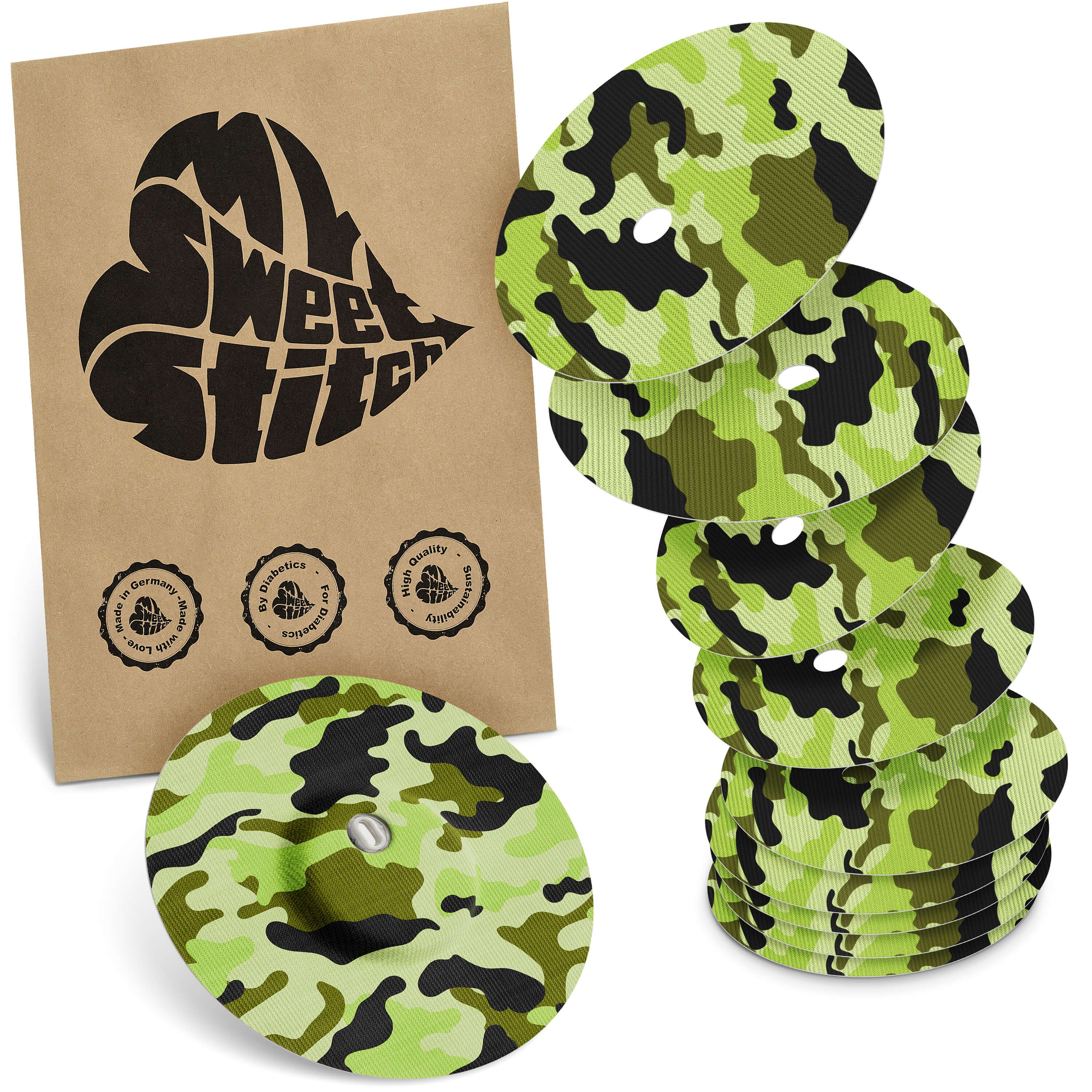 Runde Pflaster mit Camouflage-Muster, neben brauner Verpackung mit Logo und Qualitätssiegeln.