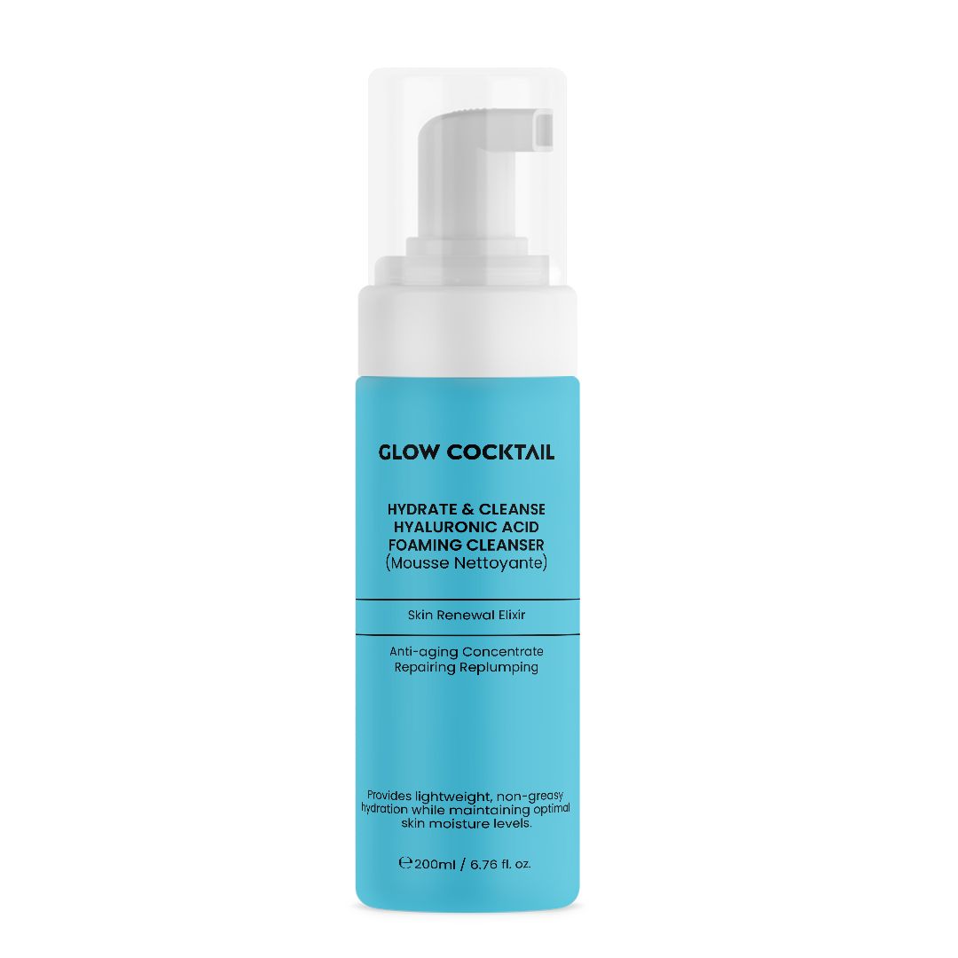 Türkis-farbene Flasche mit weißem Pumpkopf. Aufschrift: Glow Cocktail, Hydrate & Cleanse, Hyaluronsäure, Foaming Cleanser.