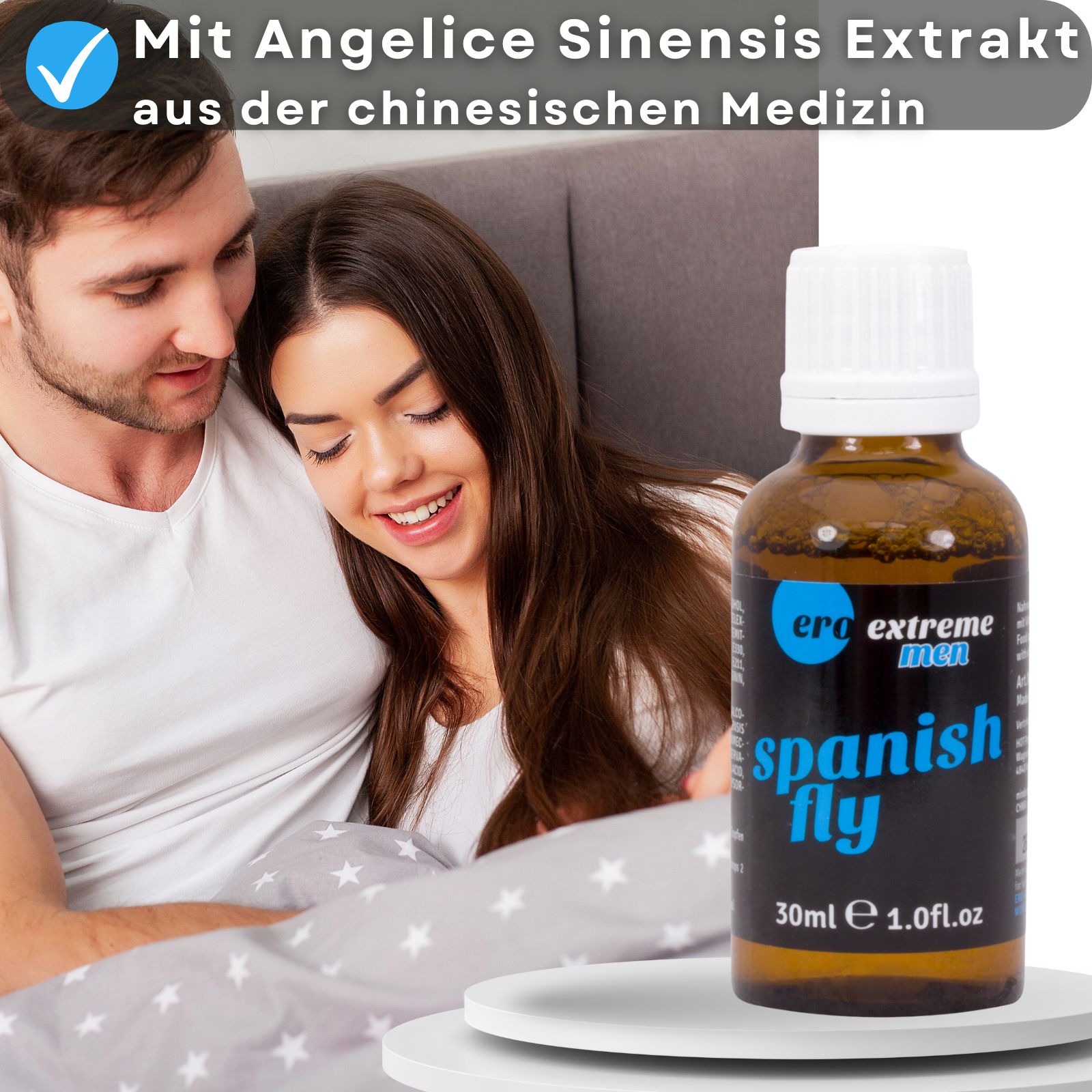 Paar im Bett. Daneben eine Flasche mit Produktinformationen. Text auf Deutsch.
