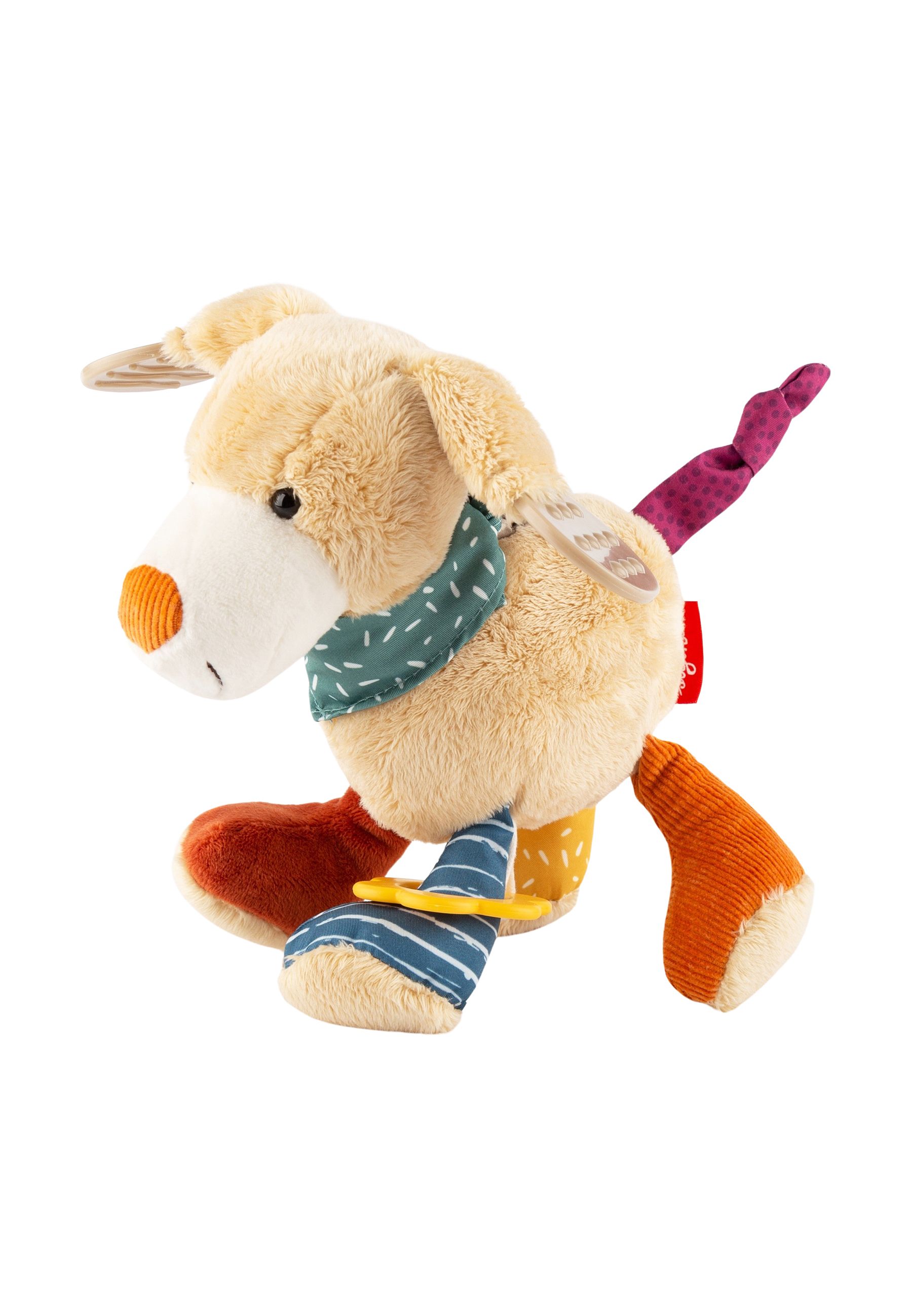 Beigefarbener Stoffhund mit orangefarbener Nase, grünem Halstuch und bunten Beinen. Roter Aufnäher.