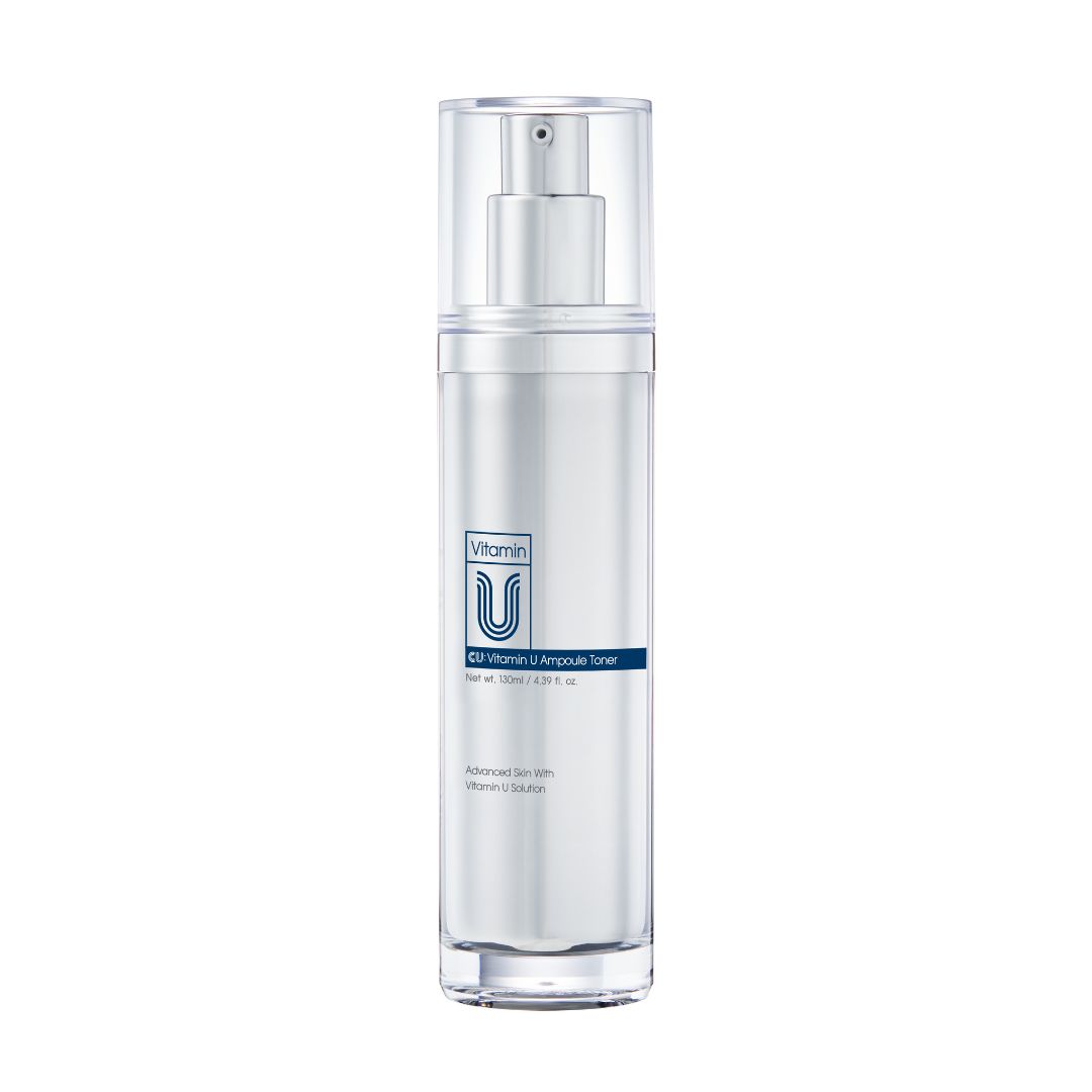 Zylindrische Flasche mit Sprühkopf. Aufschrift "Vitamin U" und "CUSKIN Vitamin U Ampoule Toner".