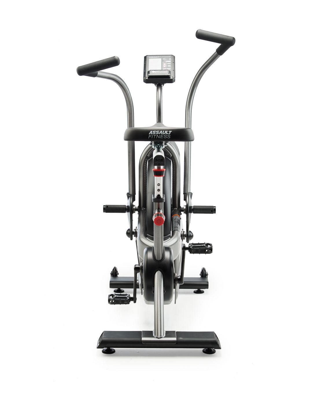 Fahrradtrainer, Frontansicht. Graue Metallkonstruktion. Schwarze Griffe und Pedale. Digitalanzeige. "ASSAULT FITNESS" Schriftzug.