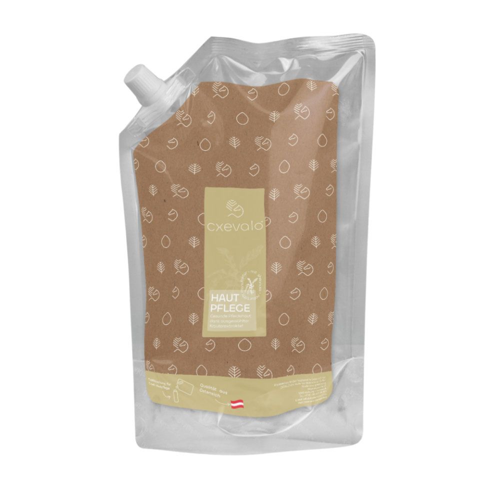Nachfüllpackung in transparenter Verpackung. Etikett mit Logo und Schriftzug 'Hautpflege'.