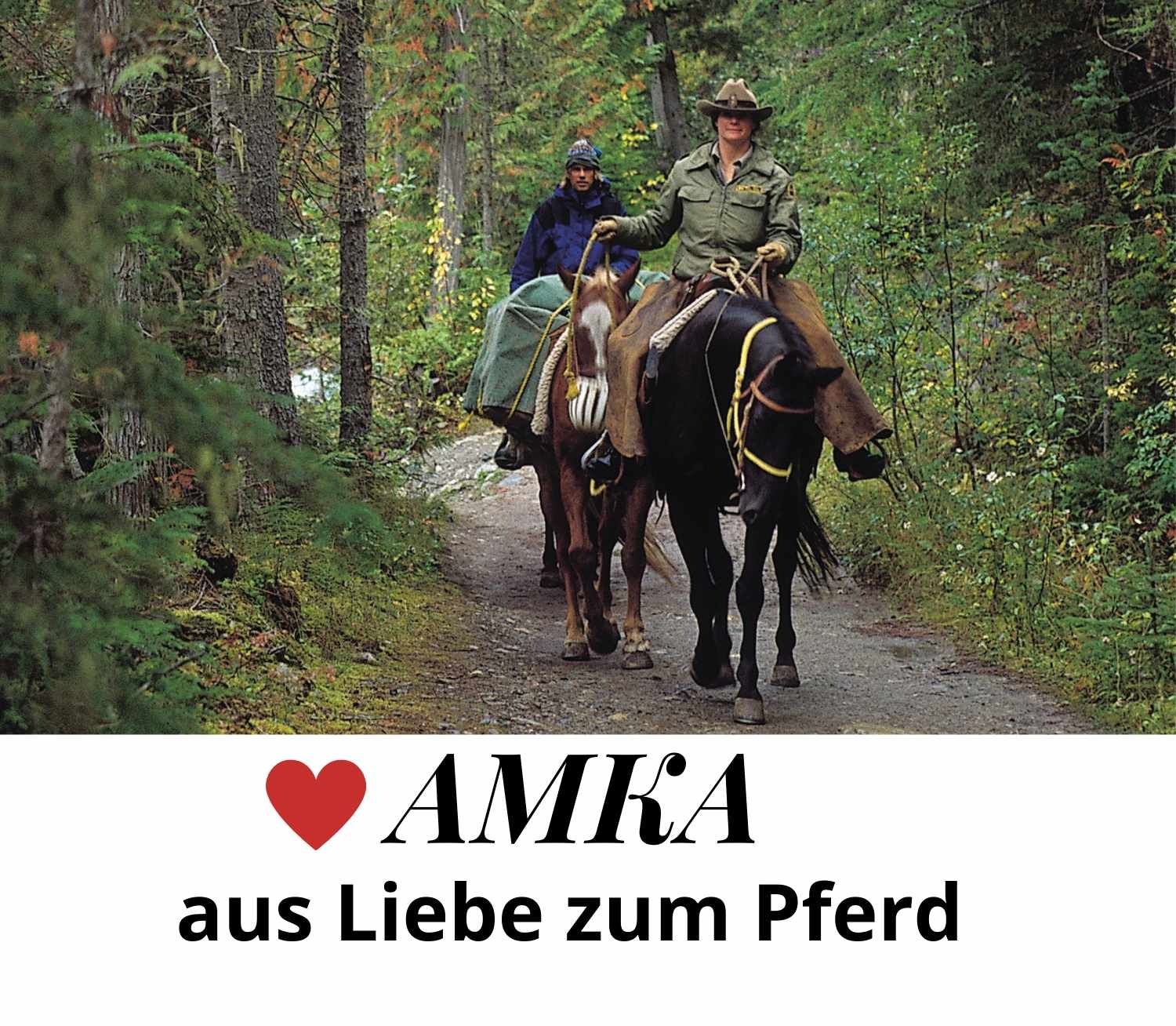 Zwei Personen reiten auf Pferden durch einen Wald. Text: I love AMKA aus Liebe zum Pferd.