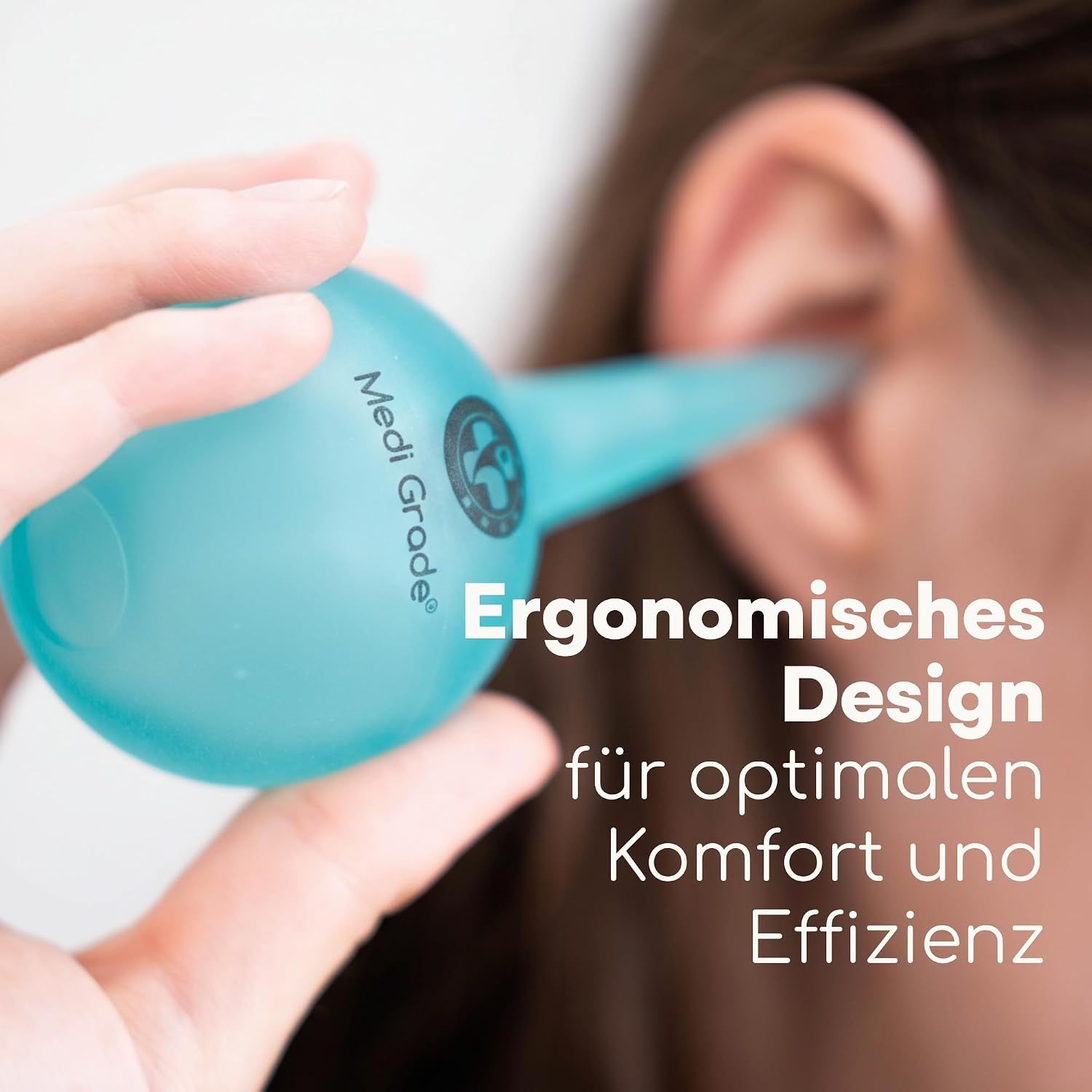 Nahaufnahme einer blauen Ohrenspülbirne mit konischer Düse.
