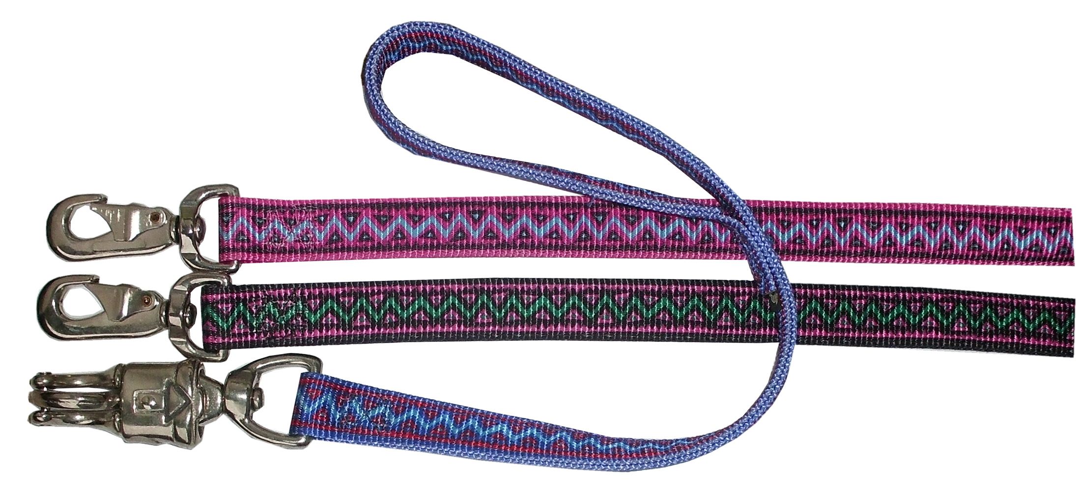 Drei Hundeleinen mit Karabinerhaken. Verschiedene Farben und Muster.