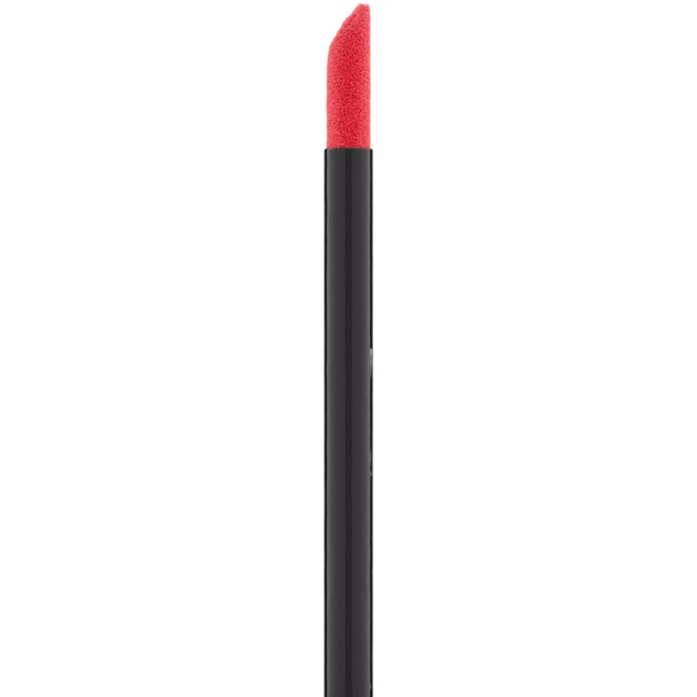 Applikator für flüssigen Lippenstift. Roter Farbton. Schwarzer Stiel.