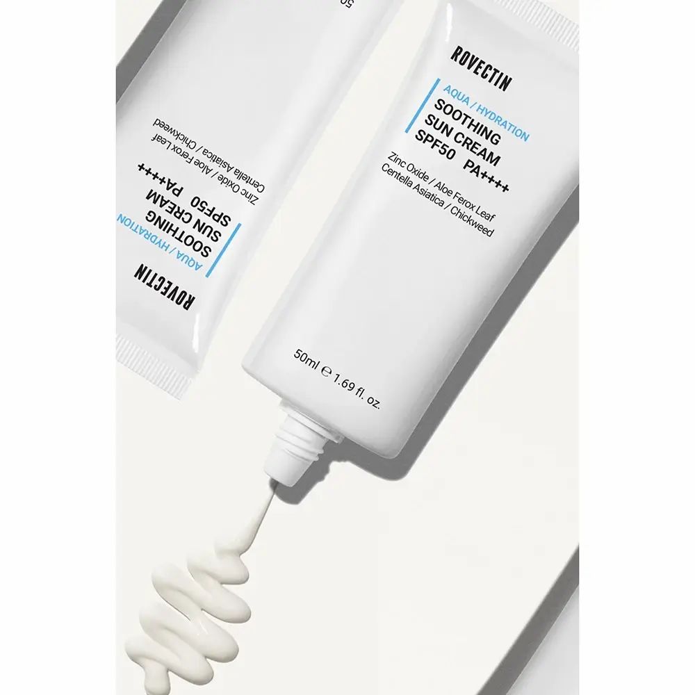 Zwei weiße Tuben ROVECTIN Aqua Soothing Sun Cream SPF50+ PA++++. Creme wird aus einer Tube gedrückt. Produktname und Inhaltsstoffe sind sichtbar.